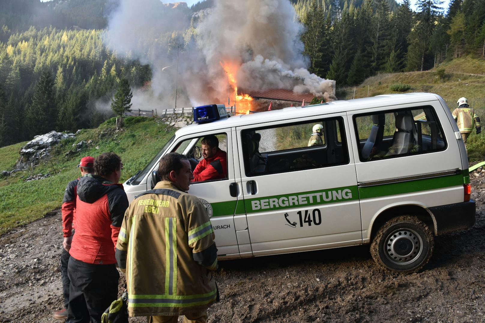 Ein Großbrand hat die Buchauer Alm in Maurach am Achensee (T) am 27. Oktober 2023 vollständig zerstört.