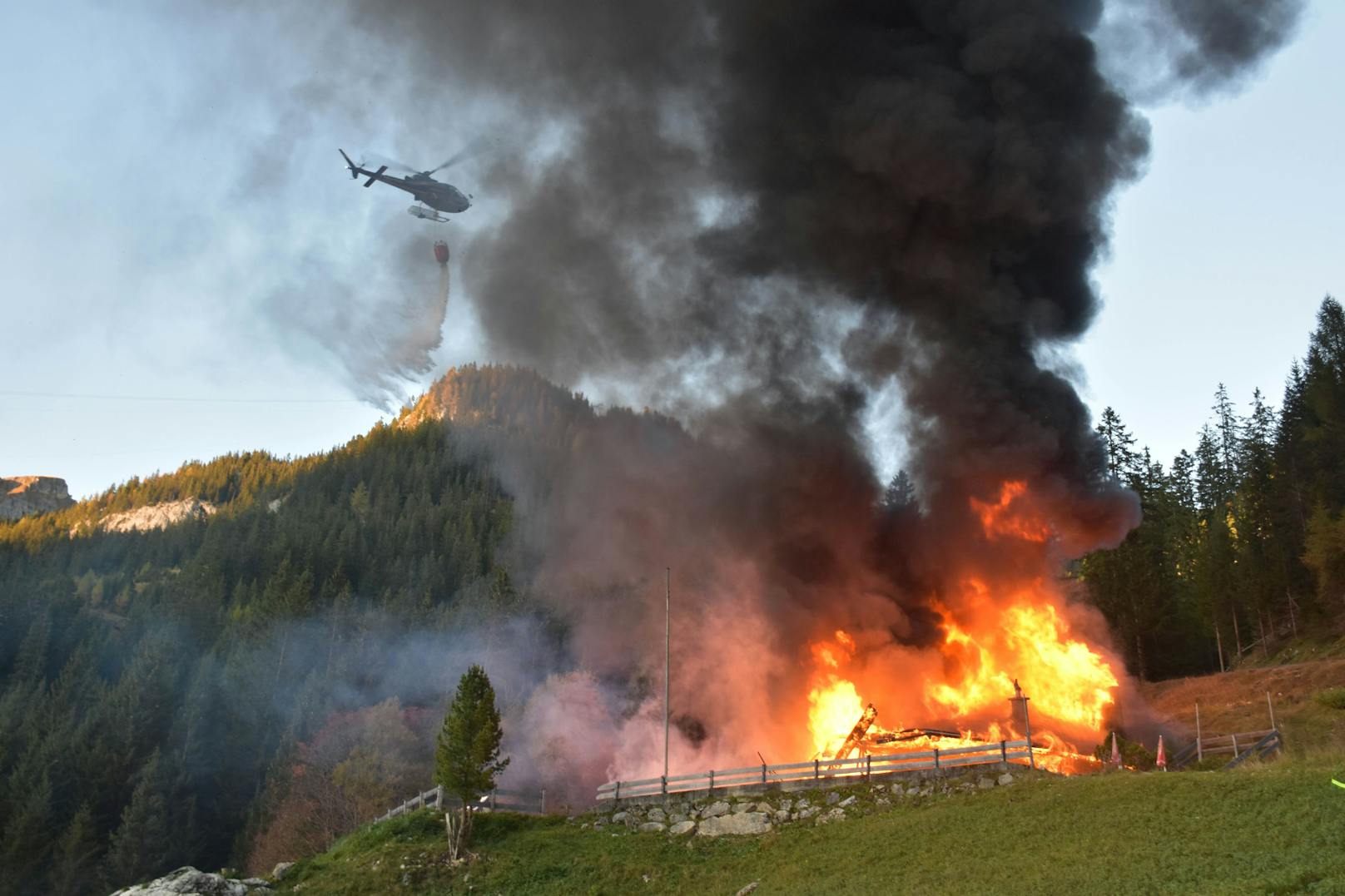 Ein Großbrand hat die Buchauer Alm in Maurach am Achensee (T) am 27. Oktober 2023 vollständig zerstört.