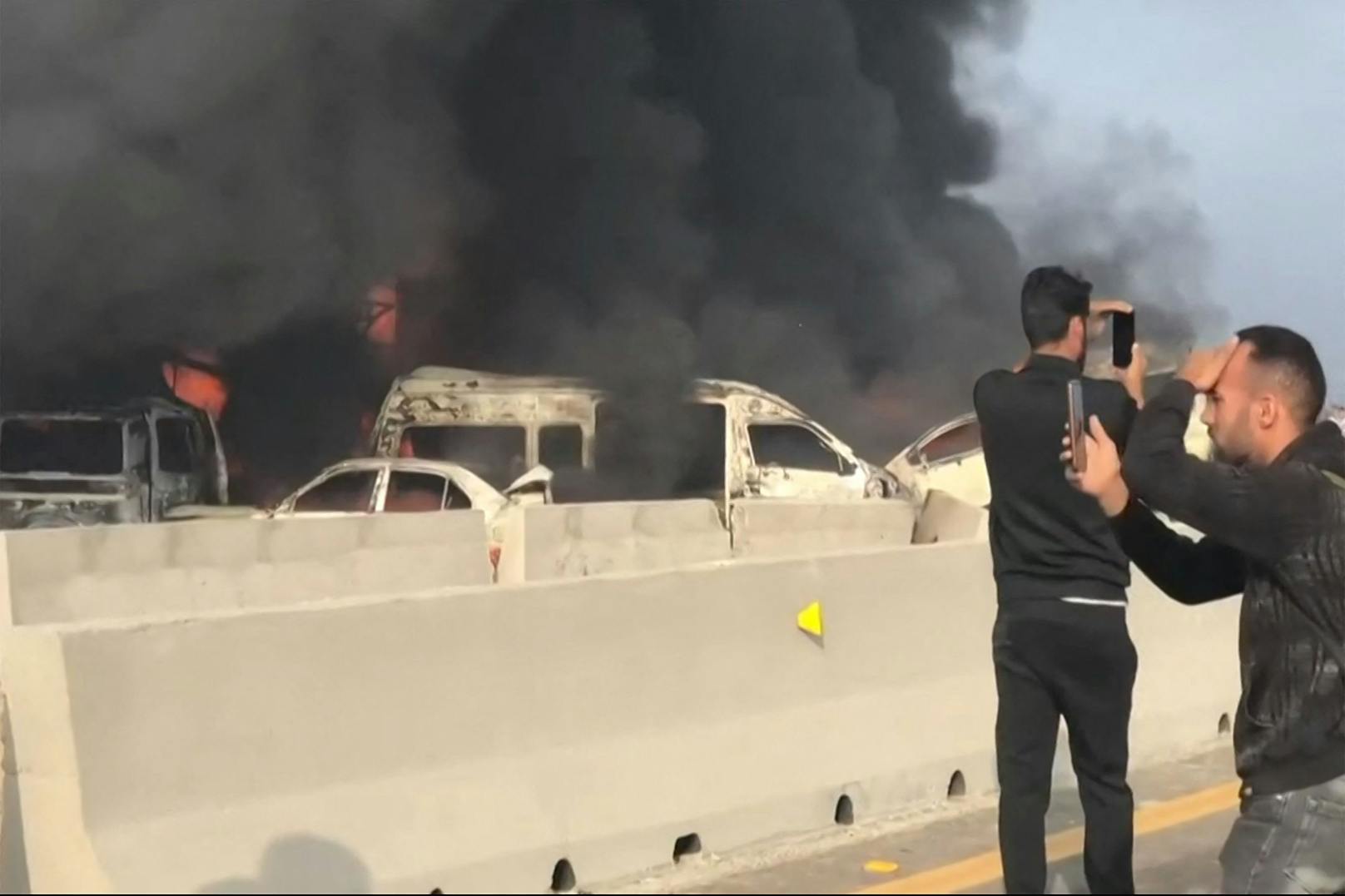 Auf Aufnahmen vom Unfallort im Internet waren verbrannte Fahrzeuge am Straßenrand zu sehen.