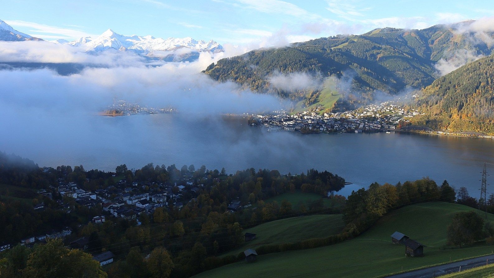 Blick über Zell am See / Kaprun zum Kitzsteinhorn und zur Schmittenhöhe am Vormittag des 28. Oktober 2023.