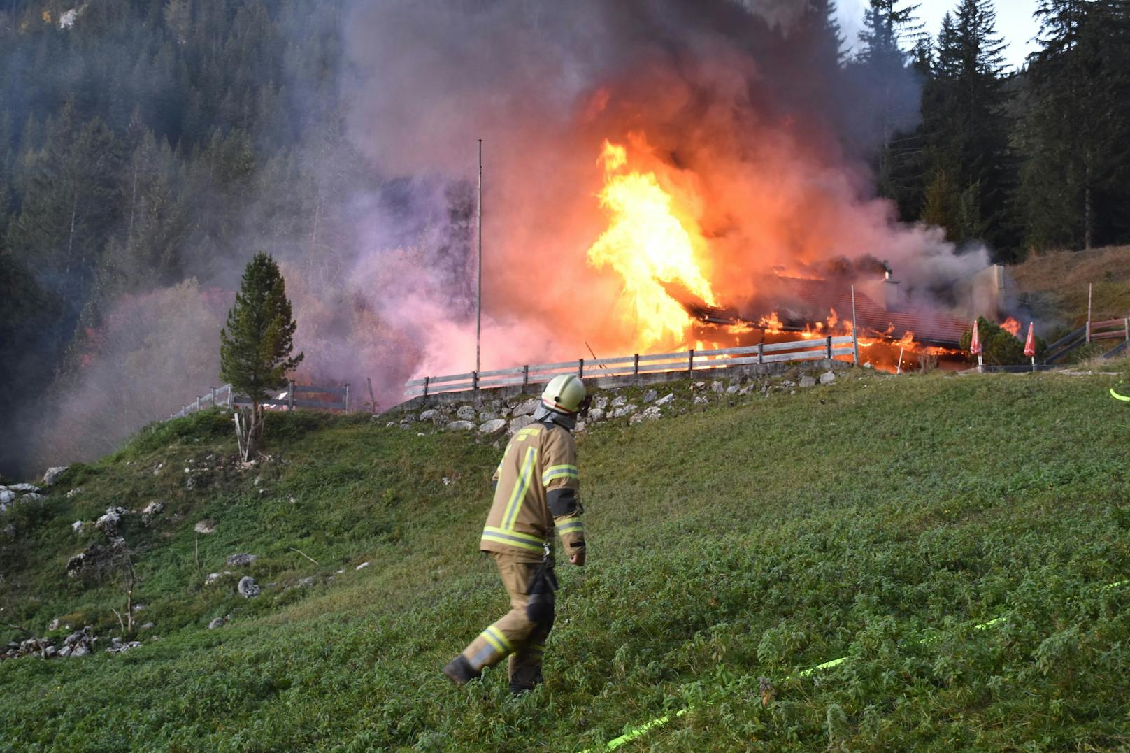 Ein Großbrand hat die Buchauer Alm in Maurach am Achensee (T) am 27. Oktober 2023 vollständig zerstört.