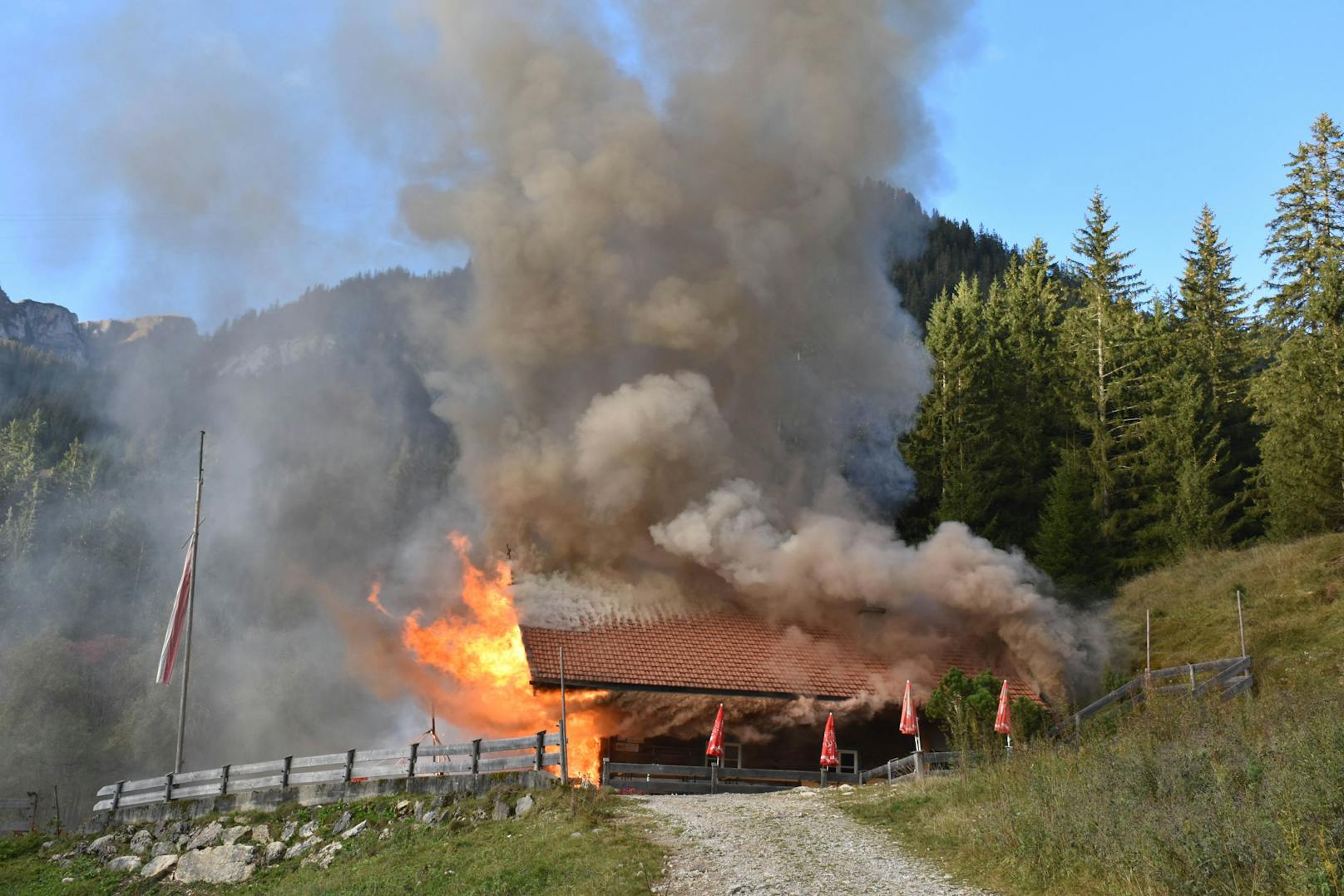 Ein Großbrand hat die Buchauer Alm in Maurach am Achensee (T) am 27. Oktober 2023 vollständig zerstört.