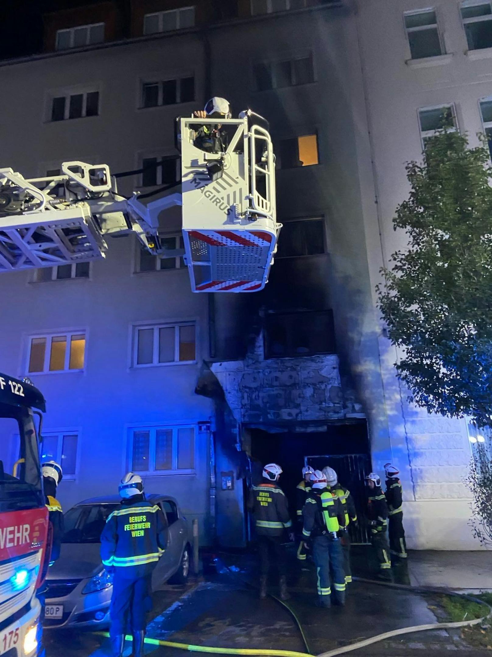 Ein Wohnhausbrand in der Landsteinergasse, Wien-Ottakring, forderte am 29. Oktober 2023 die Wiener Berufsfeuerwehr.
