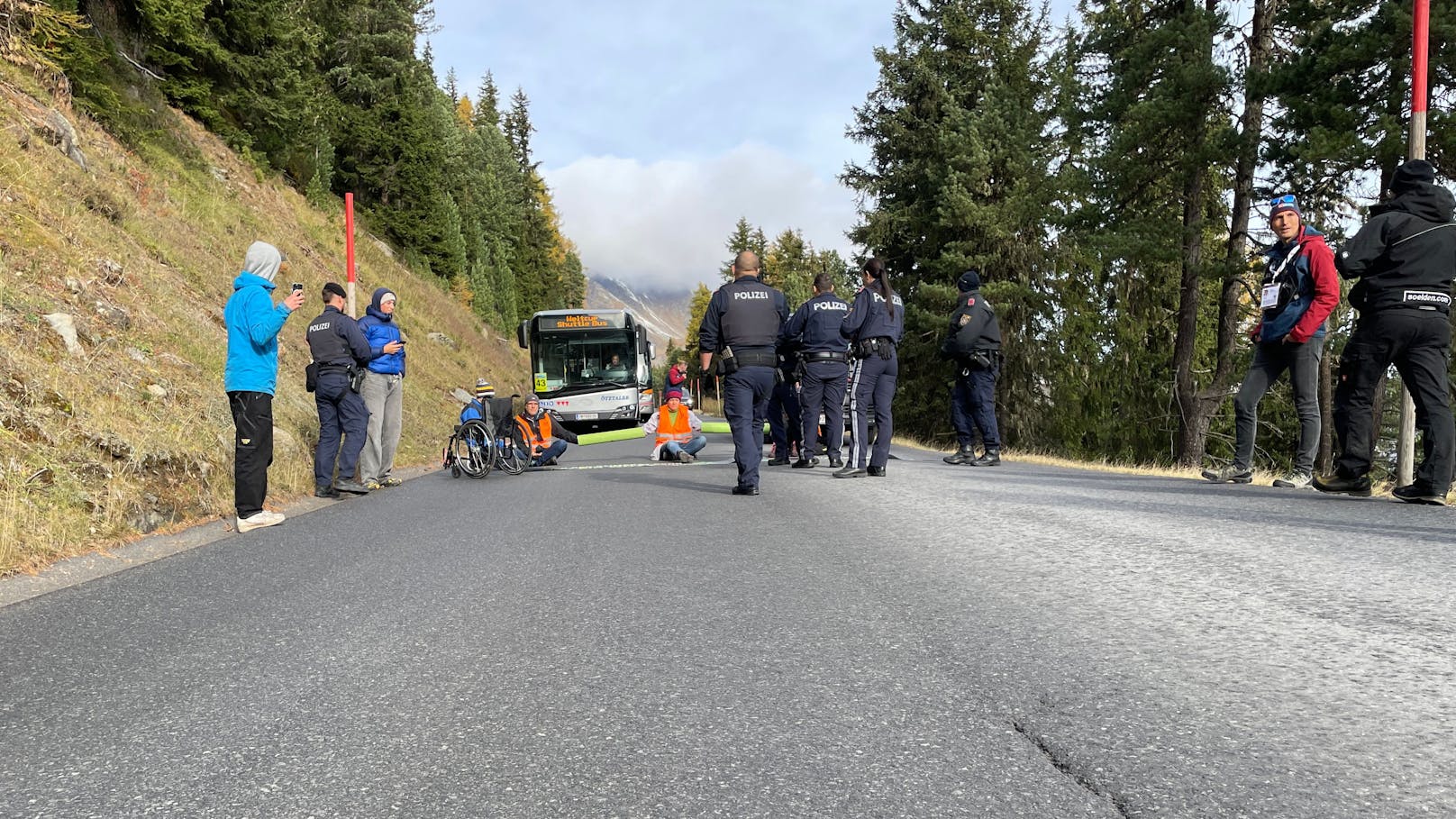 Störaktion beim Ski-Weltcup in Sölden: Klima-Kleber der Letzten Generation haben am 29. Oktober mit einer Blockade die einzige Zufahrtsstraße zur Rennstrecke lahmgelegt.