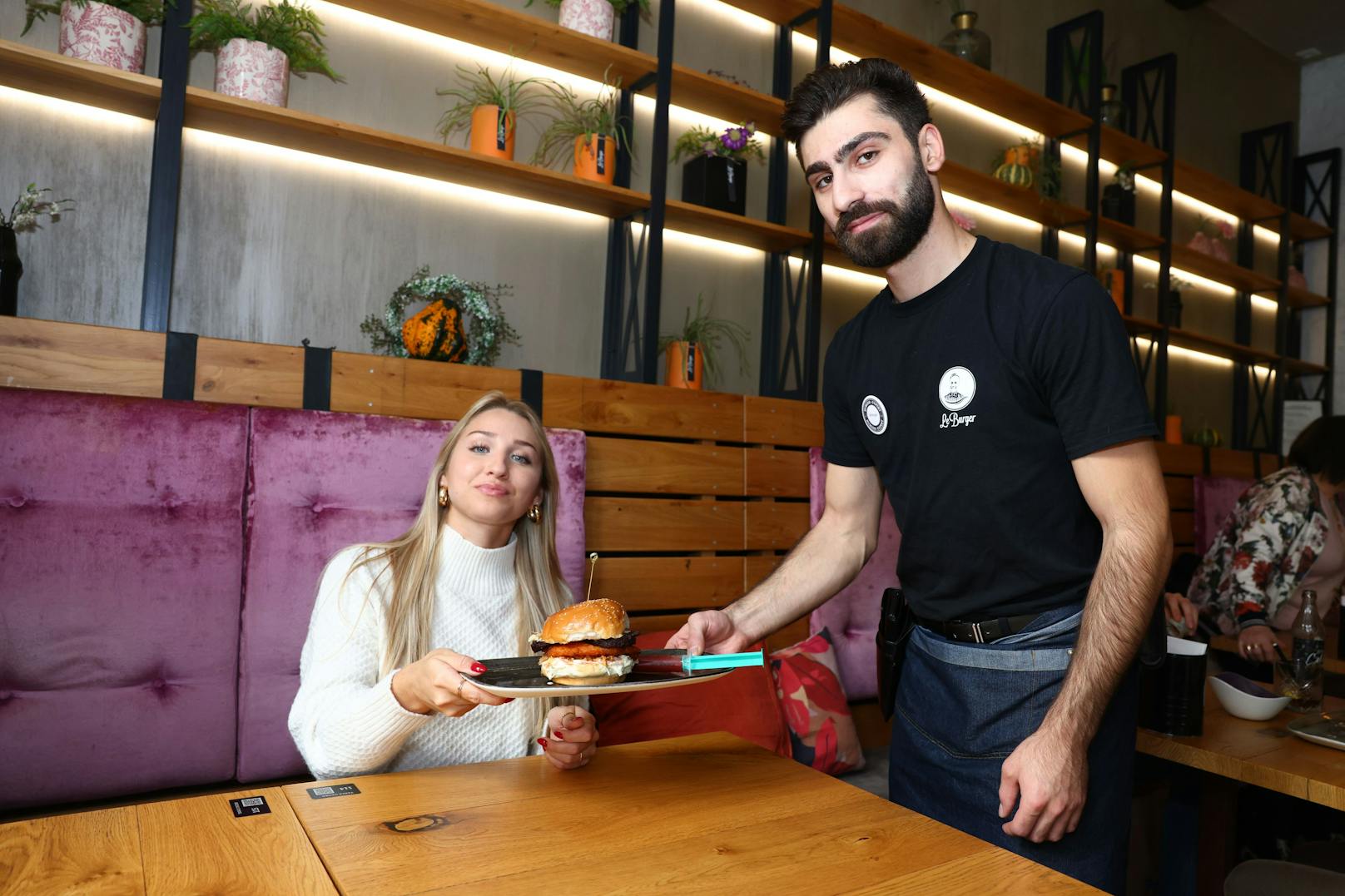 "Heute"-Redakteurin Julia testete den Burger vorab. 