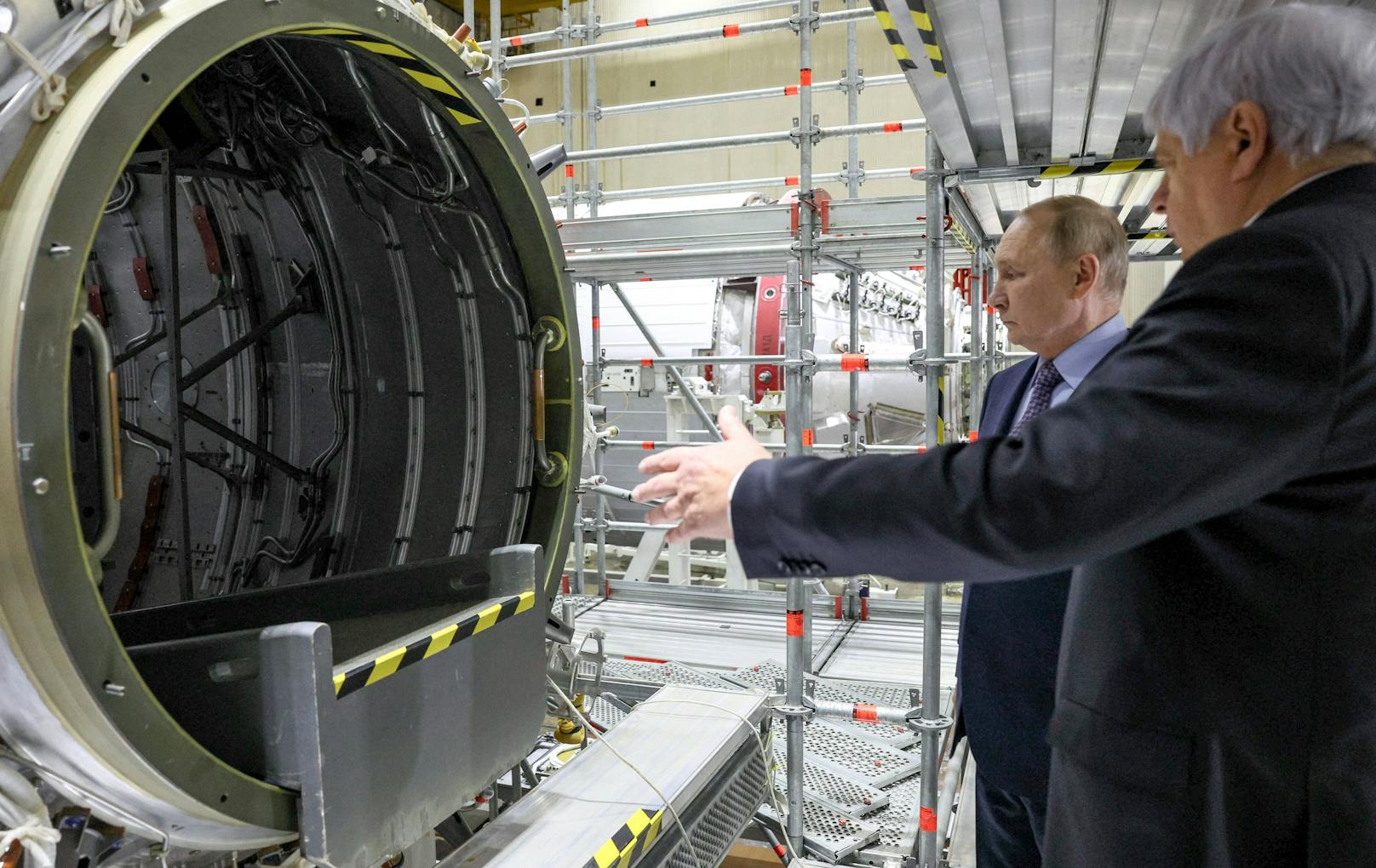 Wladimir Putin bei seinem Besuch des Weltraum-Zentrums in Koroljow nahe Moskau am 26. Oktober 2023.