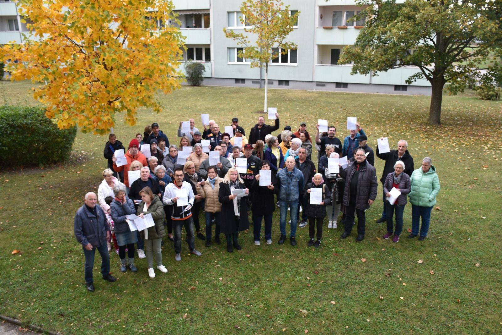 Bereits an die Hundert Mieter (im Bild Dutzende Betroffene) aus Wr. Neustadt haben unangenehme Post erhalten und zahlen jetzt für die Fernwärme das Zwei- bis Dreifache. 