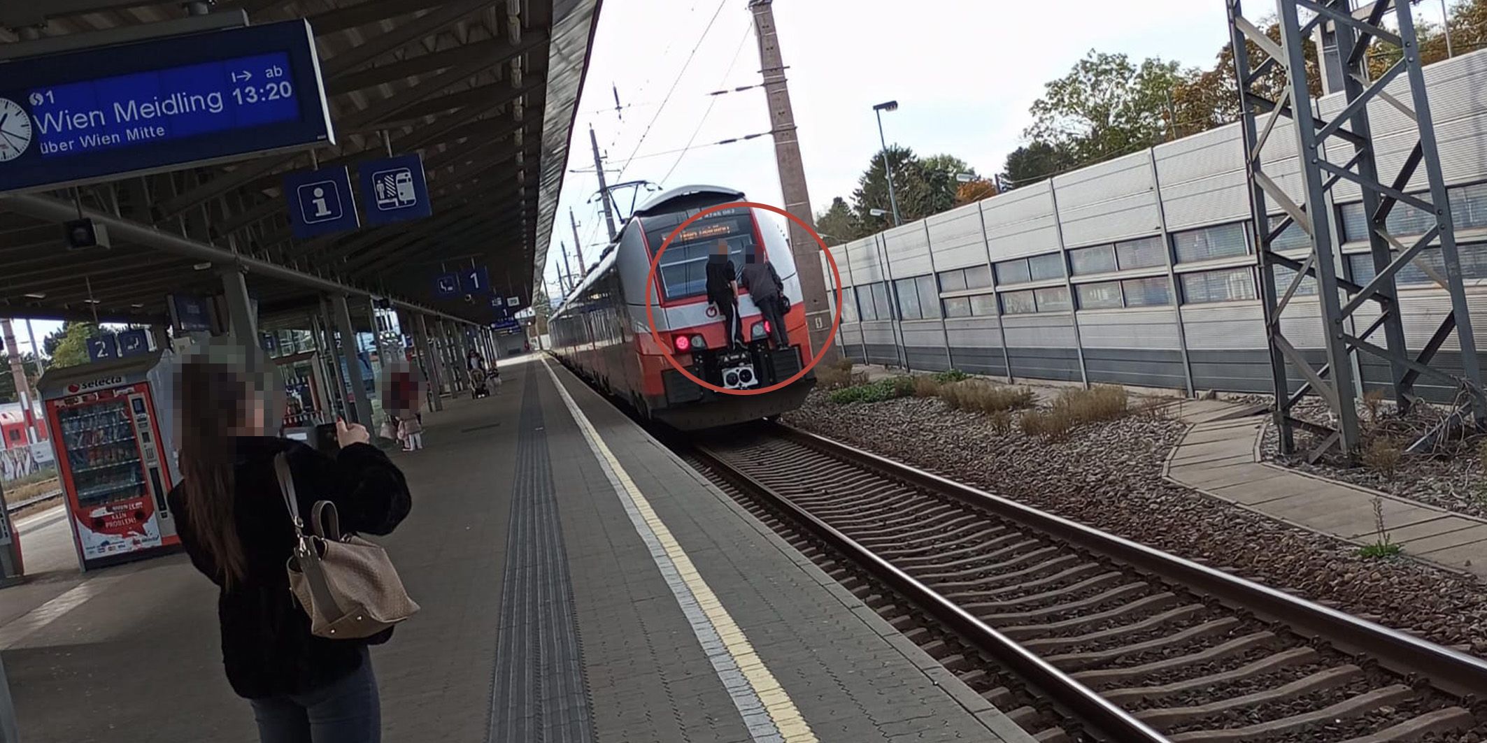 Passanten der Bahnhof-Station Leopoldau waren am Sonntag mehr als schockiert. Zwei Teenies wurden plötzlich zu Train-Surfern.