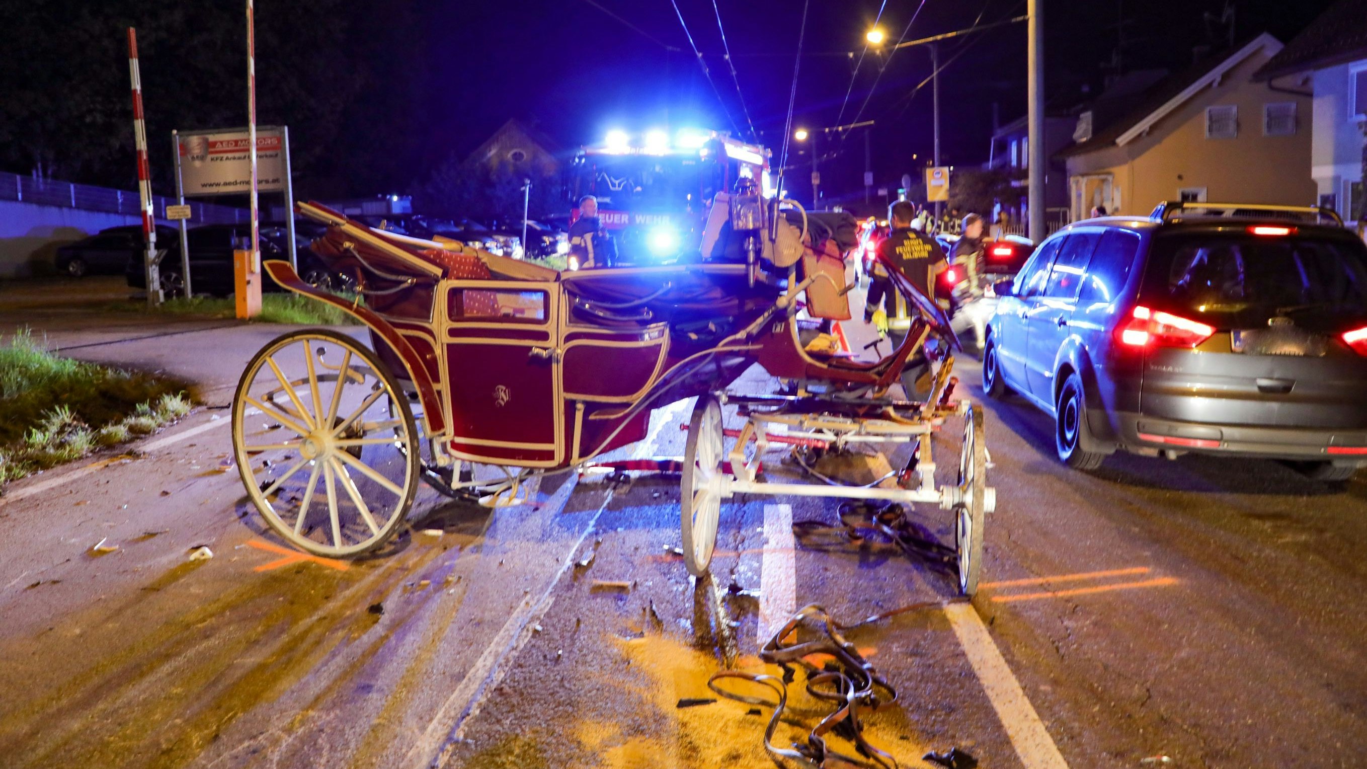 Ein Auto krachte in die Kutsche.