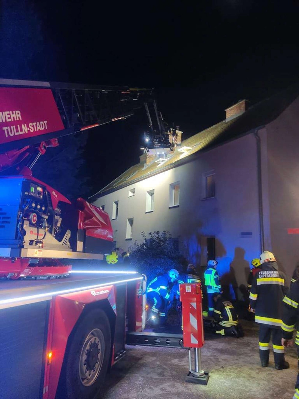 Die gerettete Person wurde mit Verdacht auf Rauchgasvergiftung ins Klinikum transportiert. 