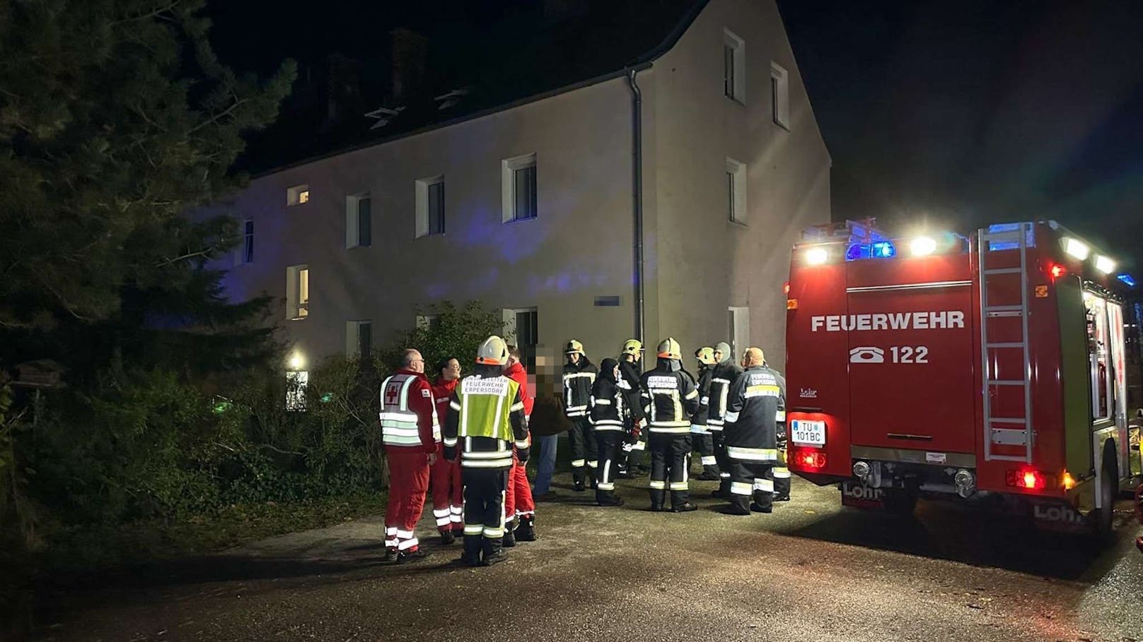 Die Einsatzkräfte fanden den Bewohner in der stark verrauchten Wohnung.