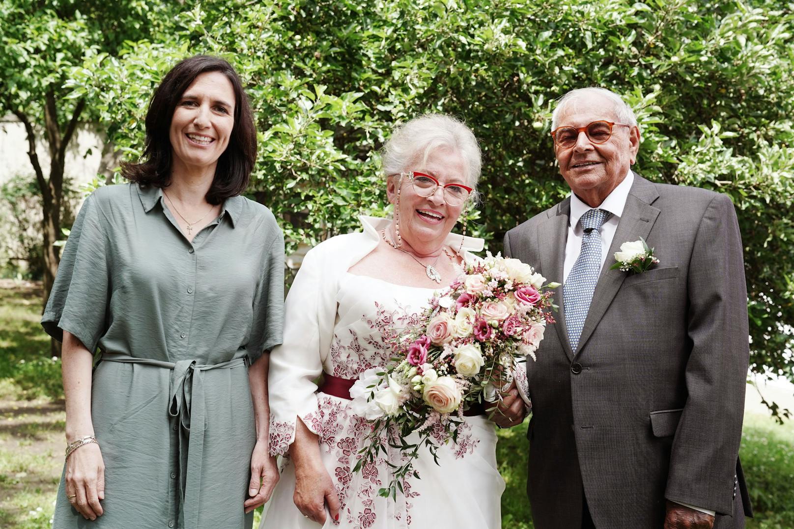 Nina Horowitz mit Gina und Siegfried bei der Hochzeit. 