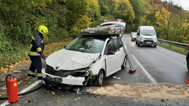 Pkw-Lenker Krachte Bei Lilienfeld Gegen Felswand | Heute.at