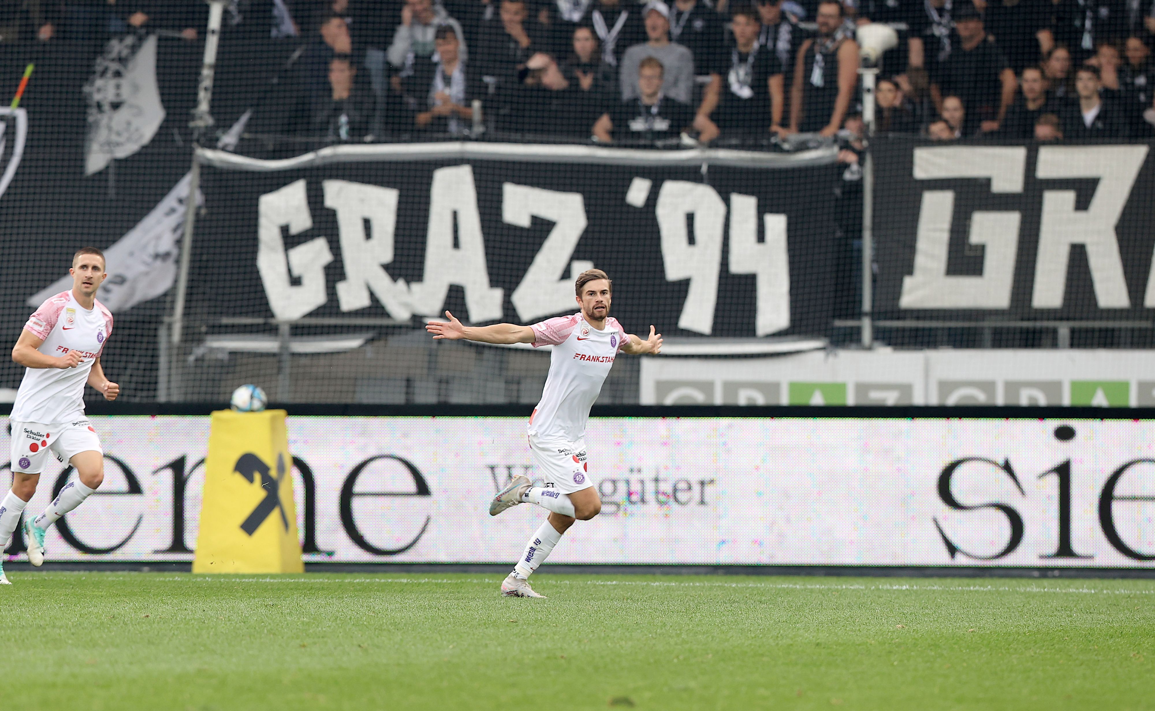 Andreas Gruber erzielt mit seinem achten Saisontor die Führung.