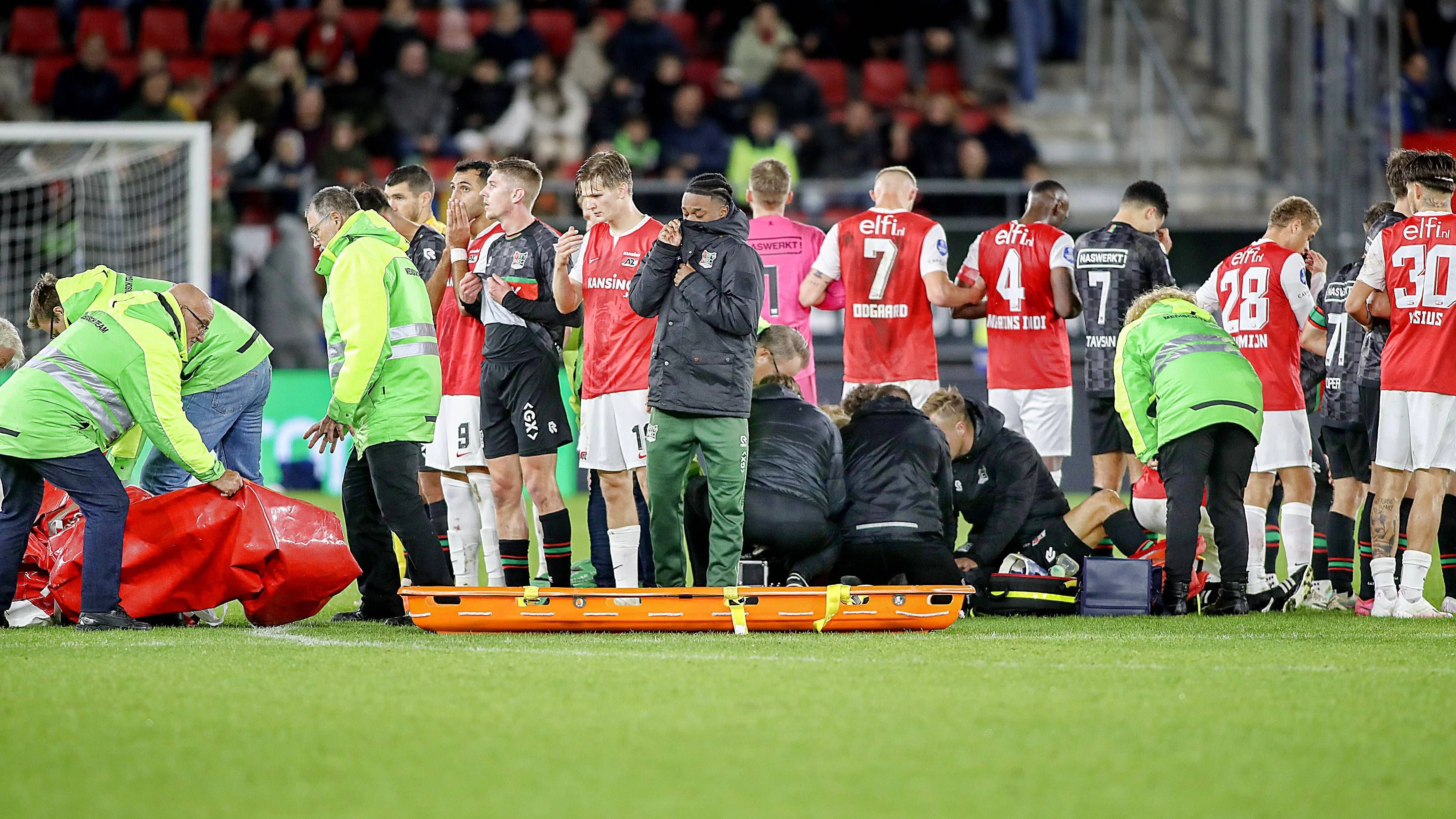 Bas Dost muss auf dem Feld reanimiert werden.