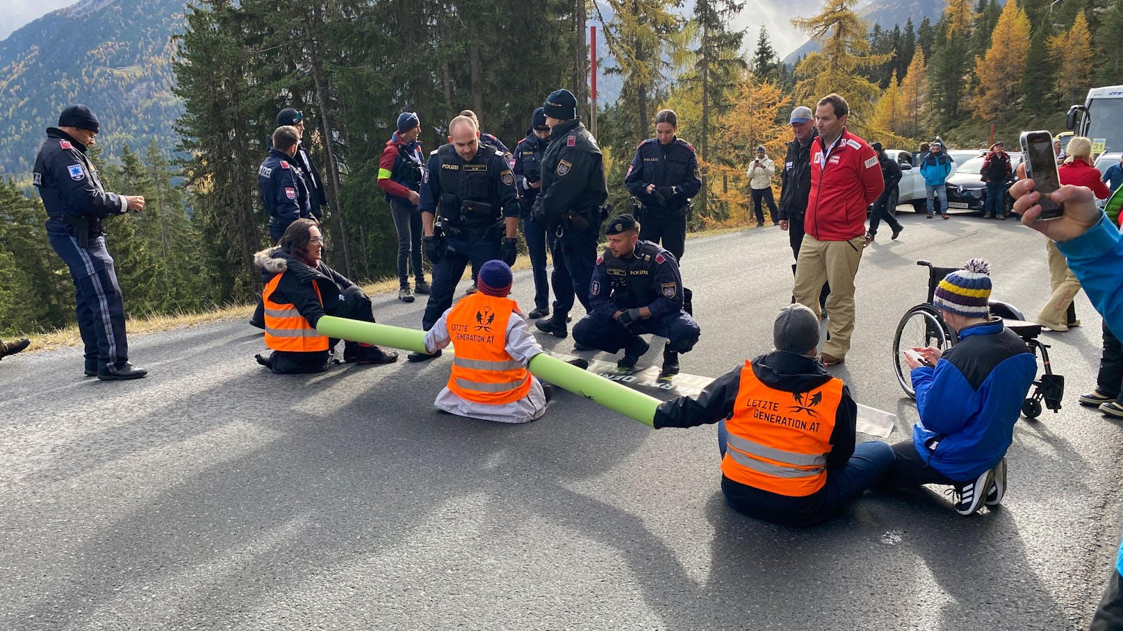 Störaktion beim Ski-Weltcup in Sölden: Klima-Kleber der Letzten Generation haben am 29. Oktober mit einer Blockade die einzige Zufahrtsstraße zur Rennstrecke lahmgelegt.