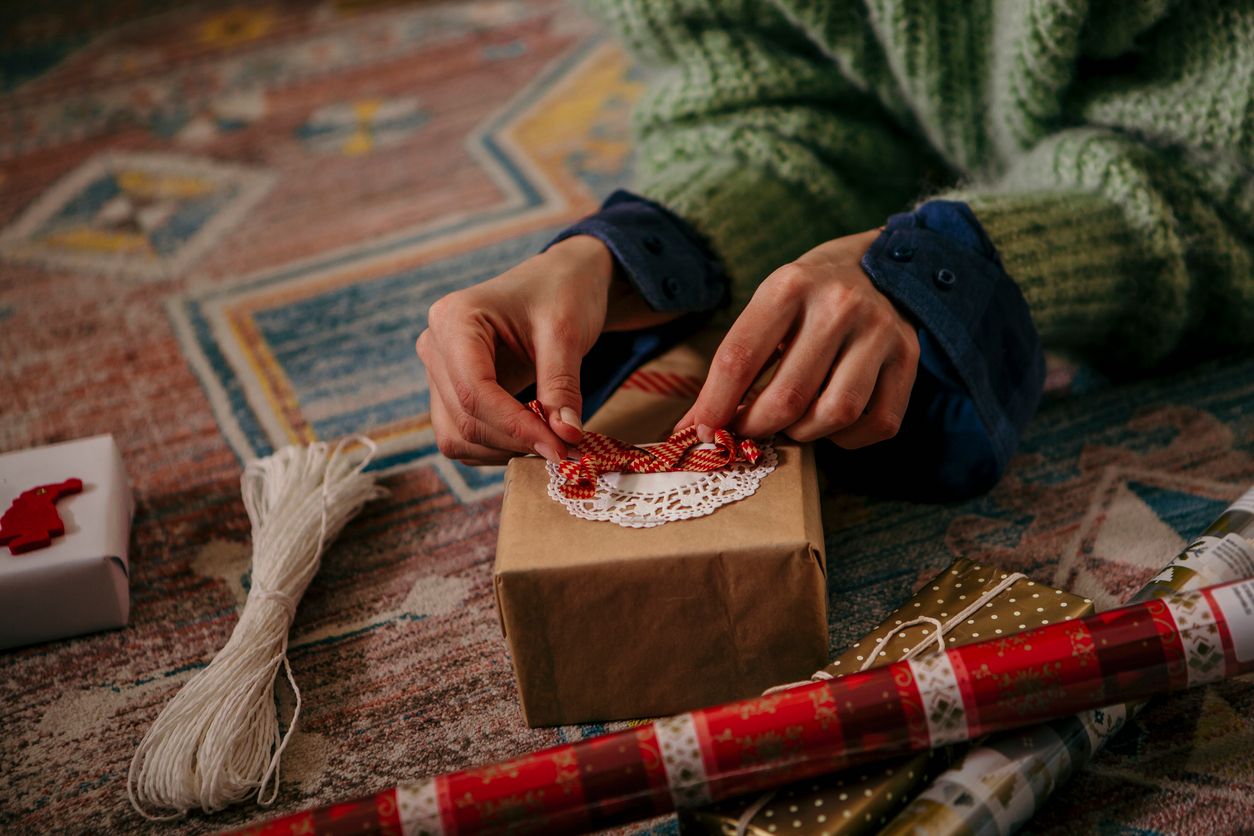 Vor allem teuerungsgeplagte Menschen müssen beim Kauf ihrer Weihnachtsgeschenke sparen. (Symbolbild)