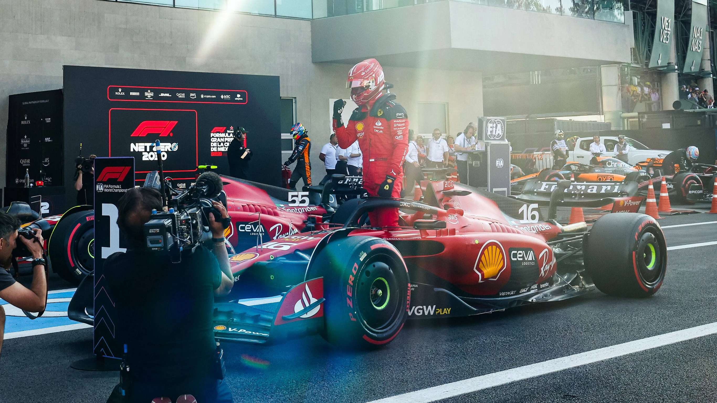 Charles Leclerc bejubelt seinen ersten Startplatz.