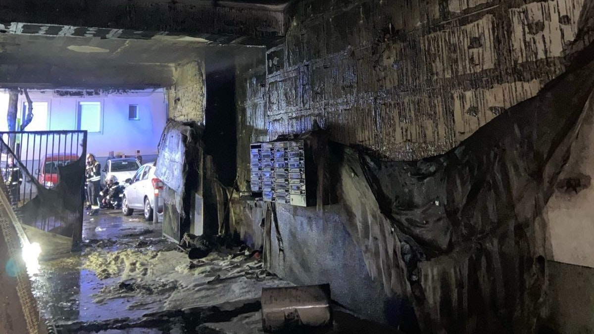 Ein Wohnhausbrand in der Landsteinergasse, Wien-Ottakring, forderte am 29. Oktober 2023 die Wiener Berufsfeuerwehr.