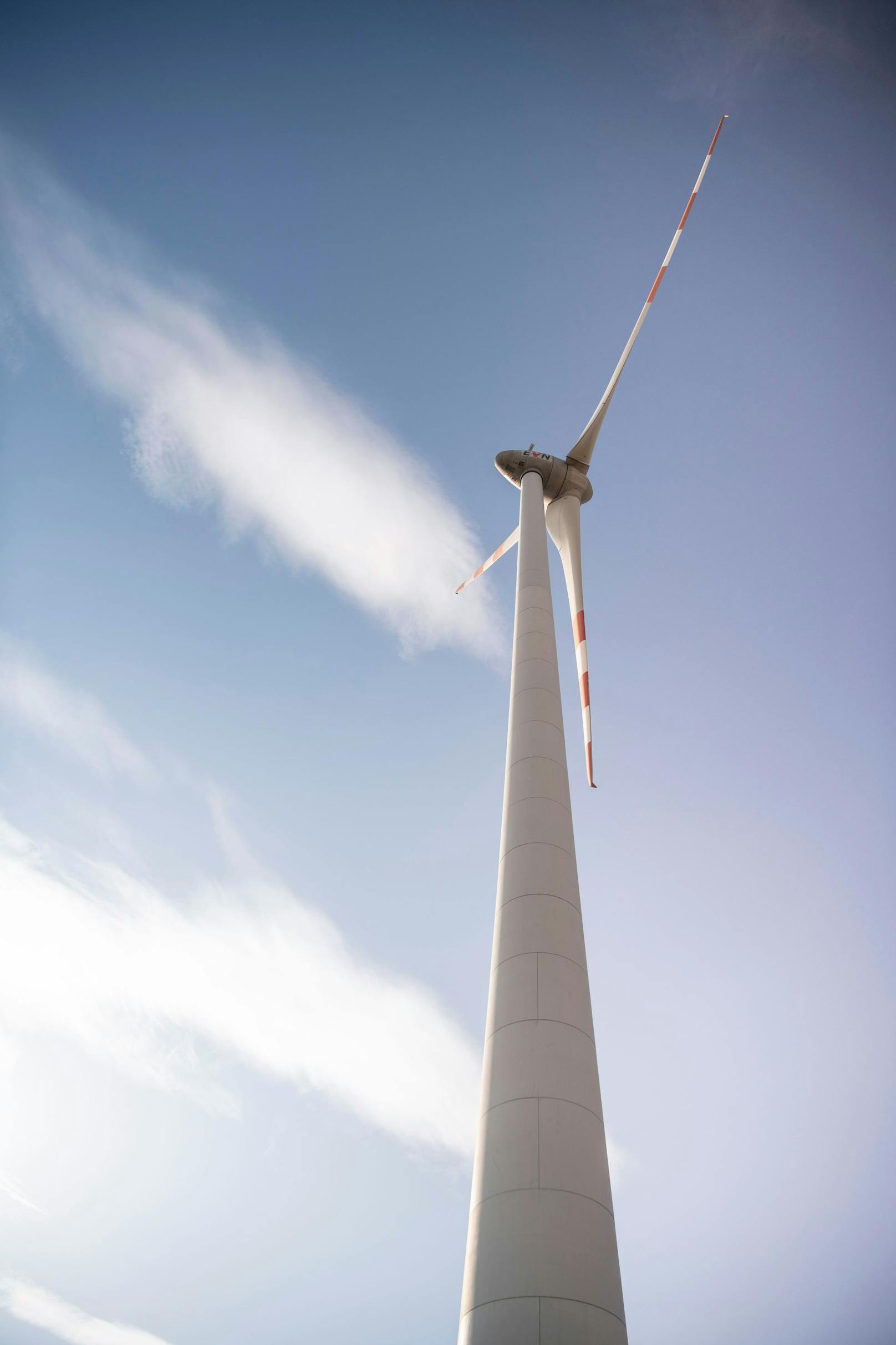 Die Windkraftanlage und das Kleinwasserkraftwerk sind Teil der Bürger-Energie-Gemeinschaft Haunoldstein.