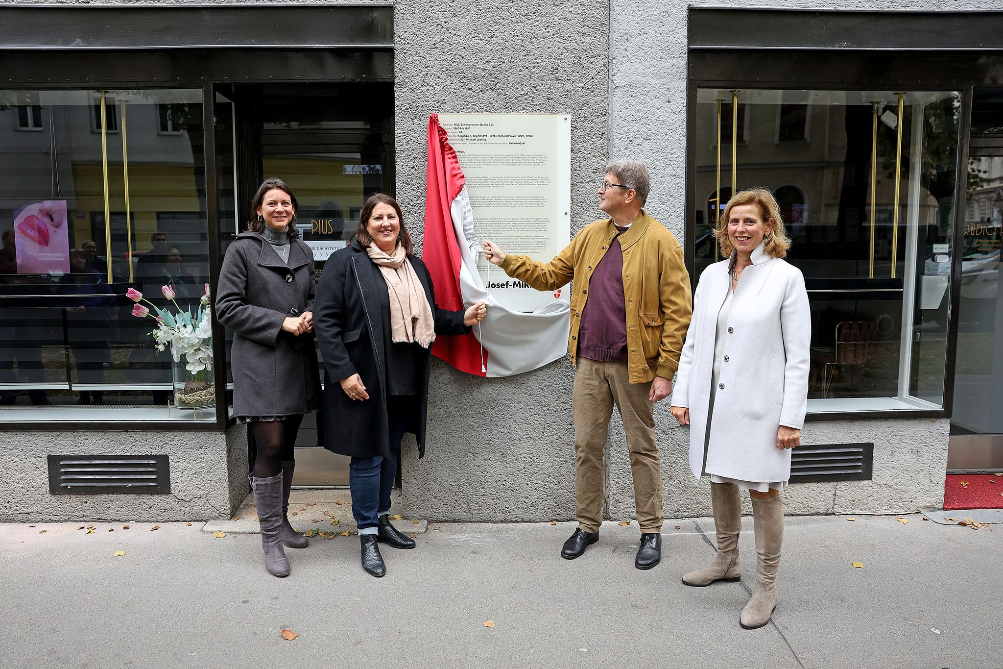 Bezirksvorsteher-Stellvertreterin Barbara Marx, Vizebürgermeisterin und Wohnbaustadträtin Kathrin Gaál (beide SPÖ), Mikls Sohn Franz Wibmer mit Brigitte Mikl Bruckner (v. li.) enthüllten die Tafel.