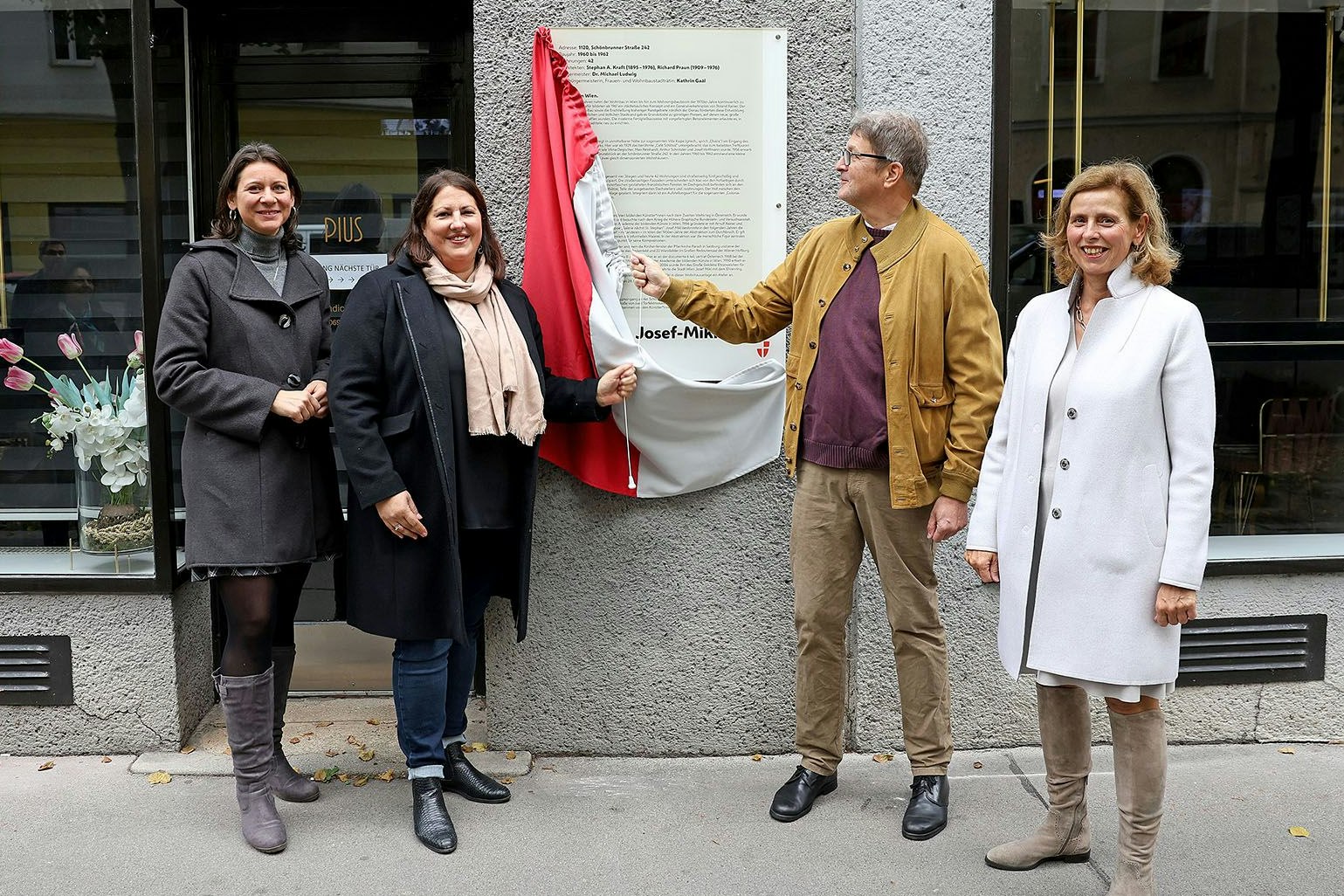 Hofbenennung nach Josef Mikl, mit VBgmIn Kathrin Gaál.