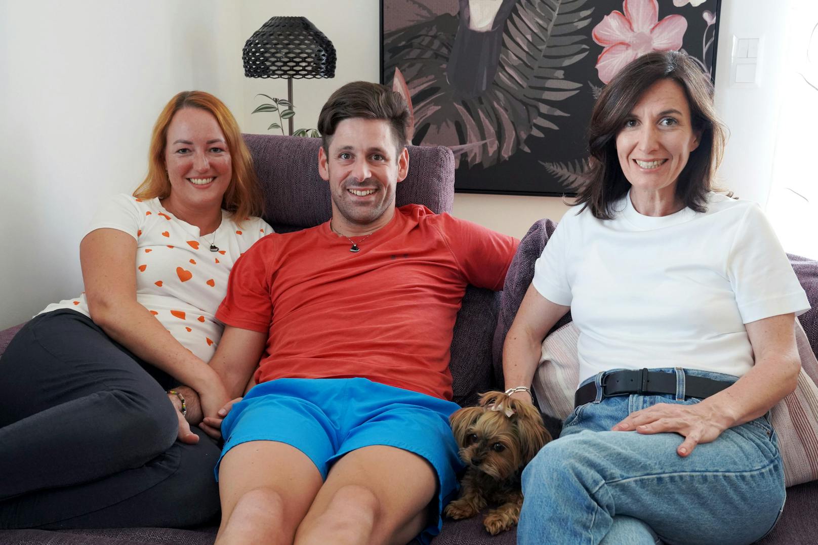 Nina Horowitz (rechts) mit Marlene und Bernd und Hündchen Luna.  