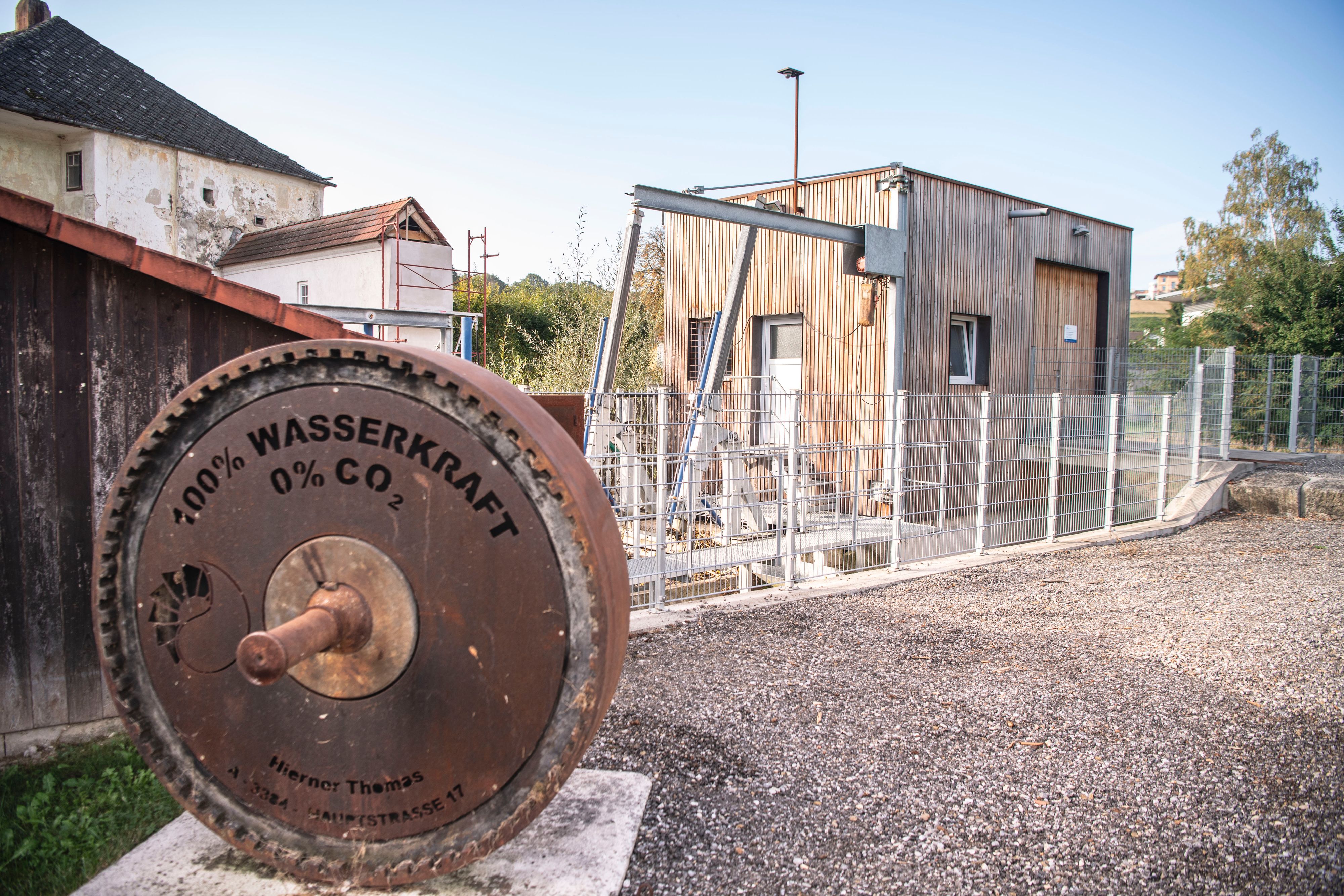 Die Windkraftanlage und das Kleinwasserkraftwerk sind Teil der Bürger-Energie-Gemeinschaft Haunoldstein.