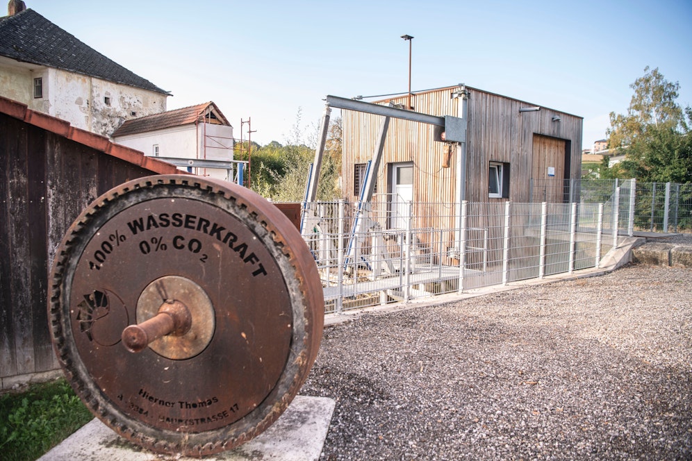 Die Windkraftanlage und das Kleinwasserkraftwerk sind Teil der Bürger-Energie-Gemeinschaft Haunoldstein.
