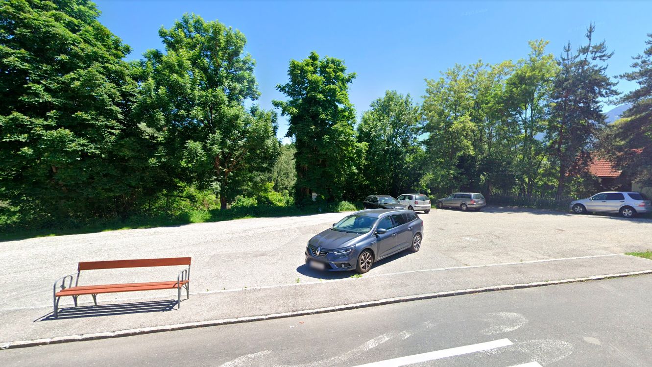 Auf diesem Parkplatz geschah das Unglück. Direkt unterhalb der Baumreihe fließt die Lieser vorbei.