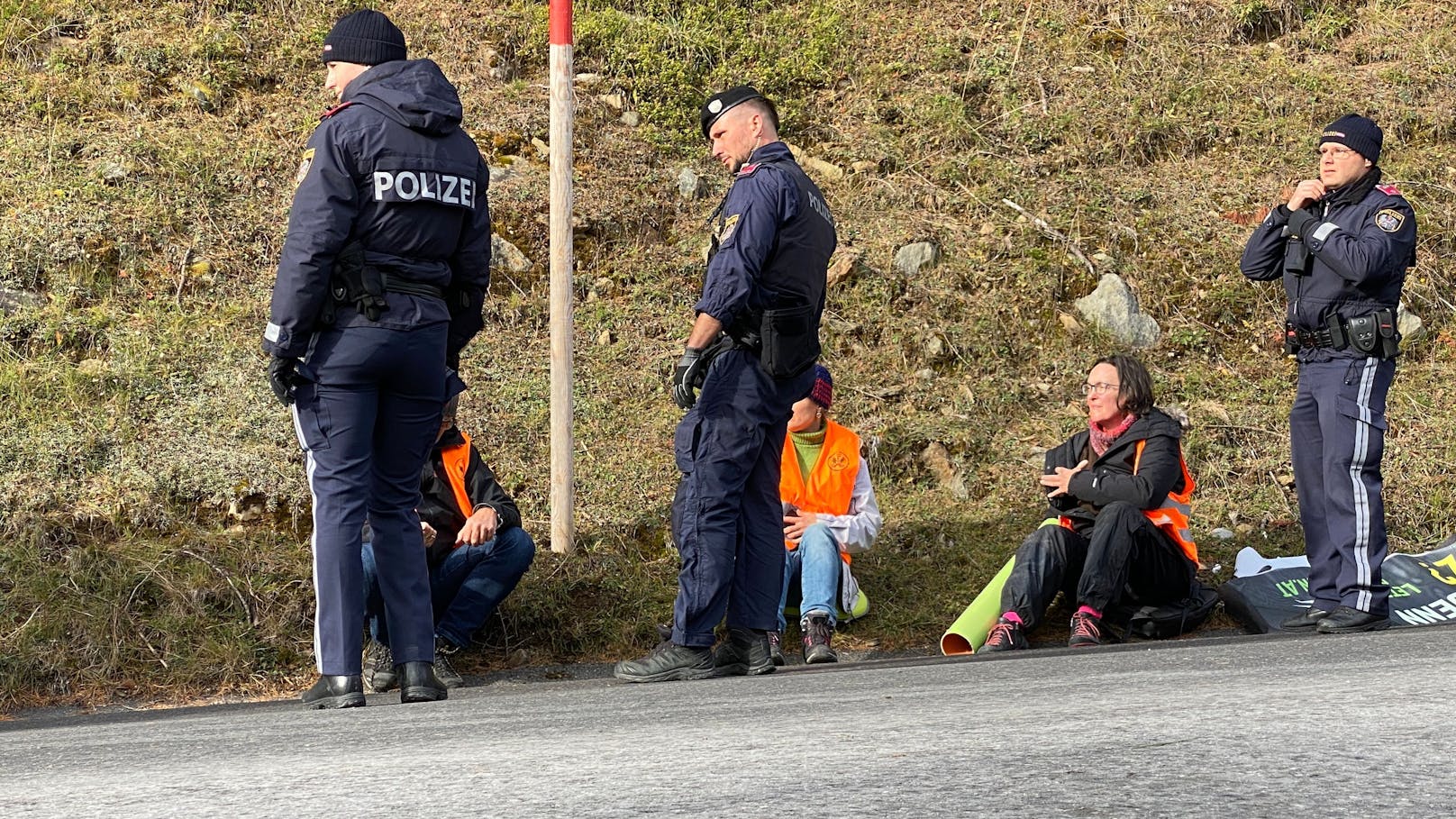 Störaktion beim Ski-Weltcup in Sölden: Klima-Kleber der Letzten Generation haben am 29. Oktober mit einer Blockade die einzige Zufahrtsstraße zur Rennstrecke lahmgelegt.