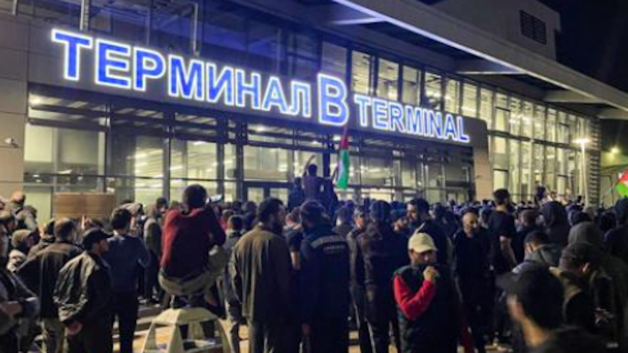 Heute.at - Mob stürmt Flughafen und macht Jagd auf Juden