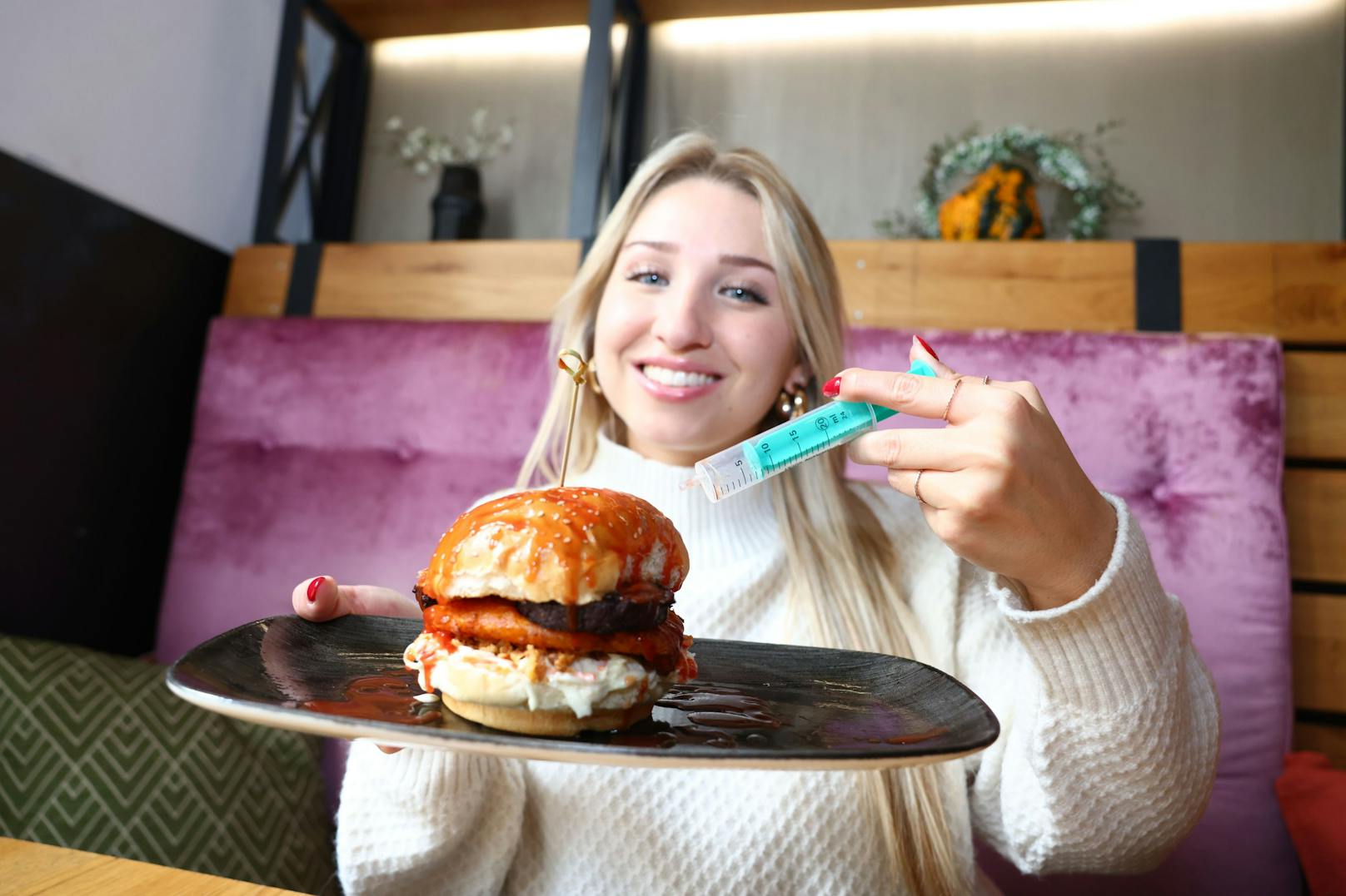 Die Spritze ist übrigens nicht nur Deko, sondern mit Erdbeer-Ketchup gefüllt, das zur "blutigen" Garnitur des Burgers dient. 