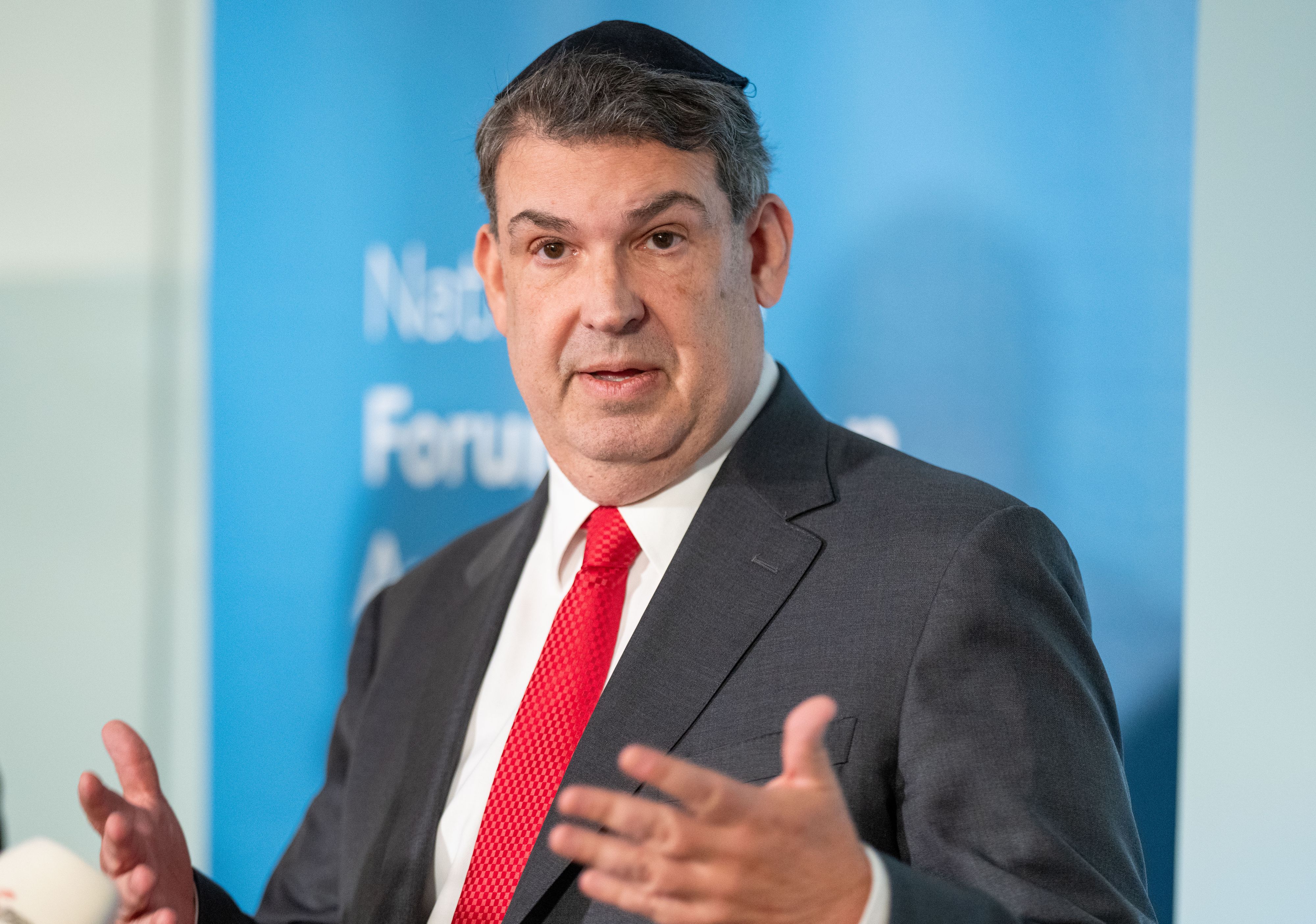 Der Chef der Israelitischen Kultusgemeinde Wien, Oskar Deutsch, fordert den Rücktritt von Nationalratspräsident Rosenkranz.