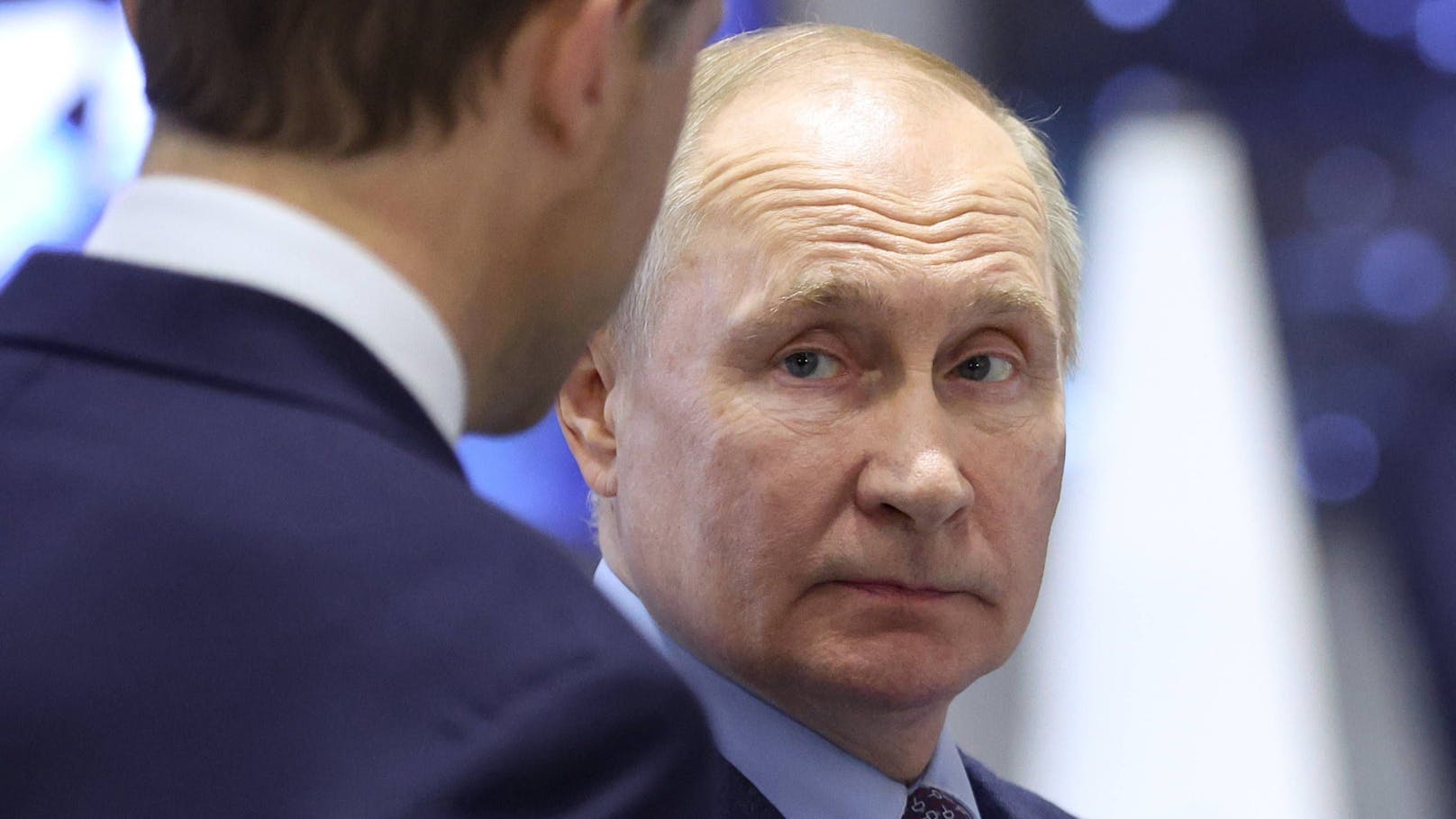 "Putin lebt!" – Kreml-Sprecher zu Erklärung genötigt