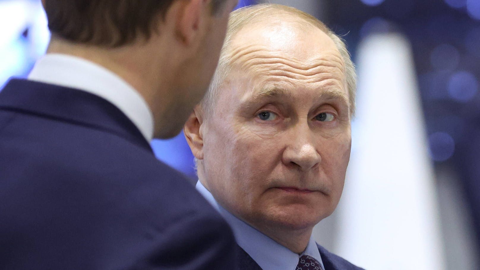 "Putin lebt!" – Kreml-Sprecher zu Erklärung genötigt
