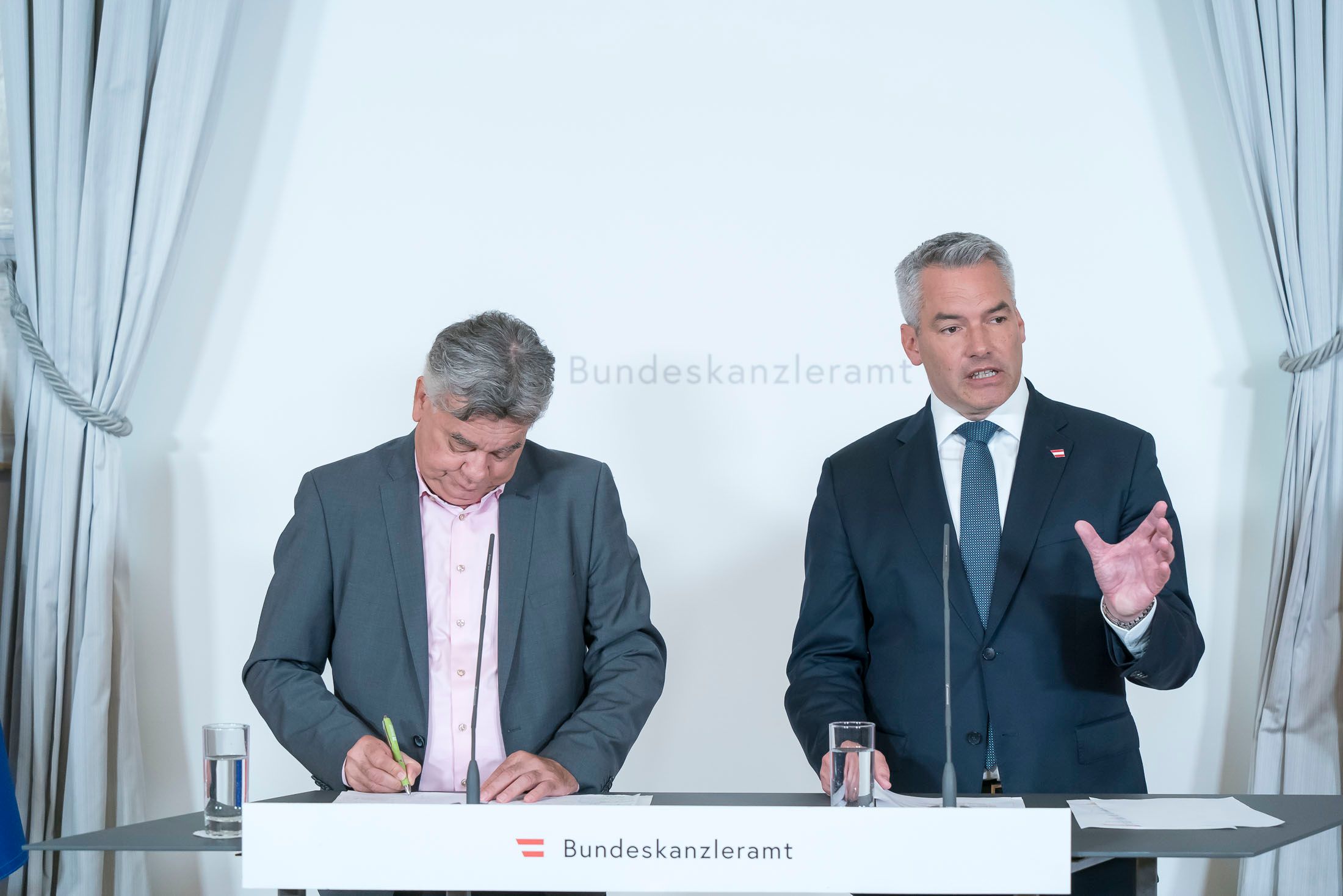 Karl Nehammer will Fahnenschändung generell verbieten.