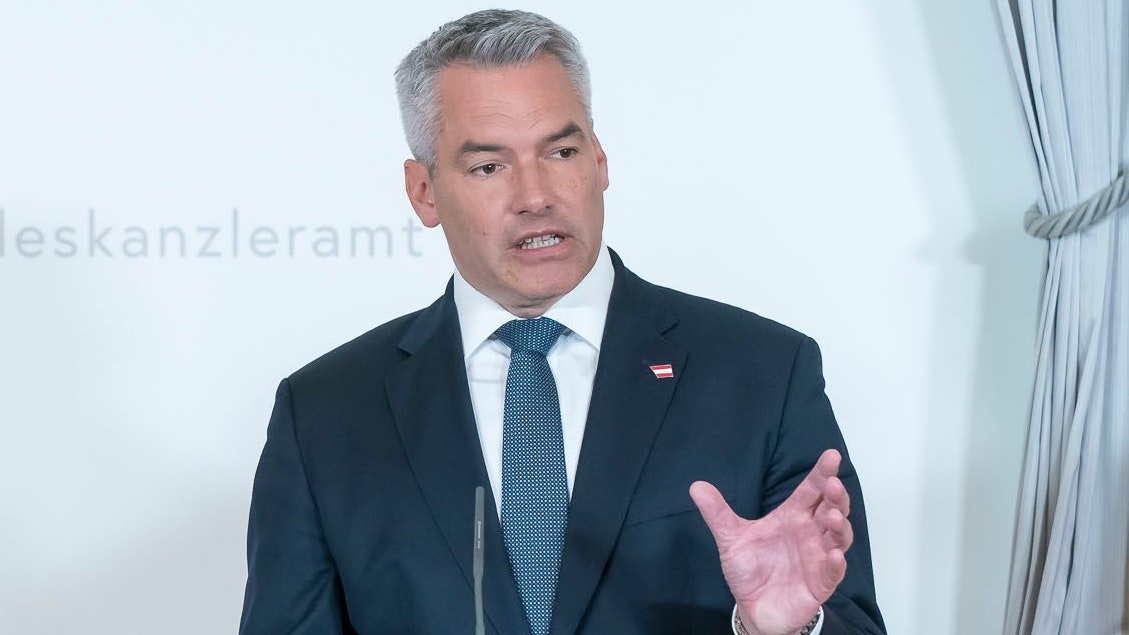 Karl Nehammer will Fahnenschändung generell verbieten.
