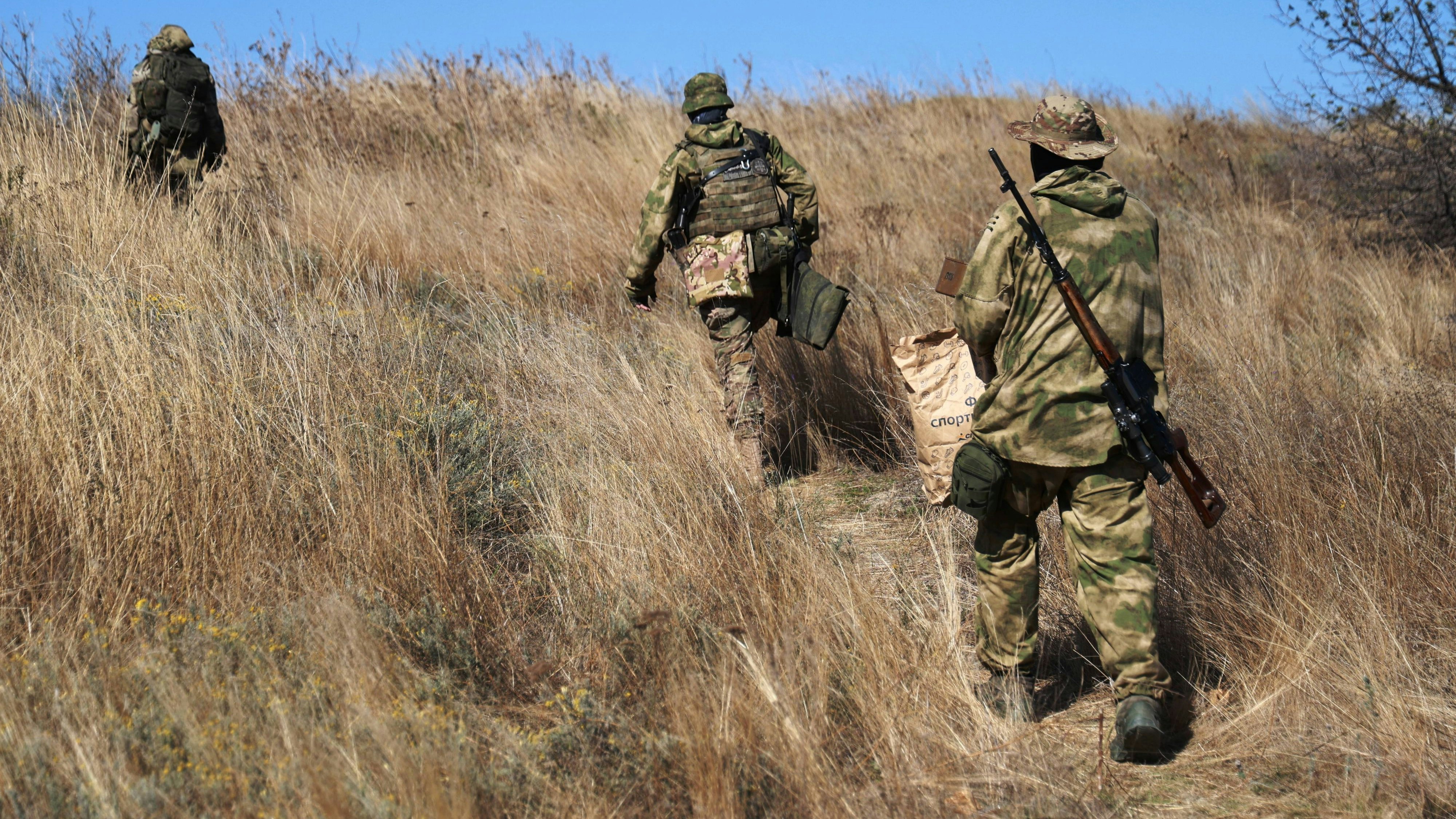 Russische Kämpfer auf dem Weg zur östlichen Frontlinie bei Bachmut Ende September 2023.
