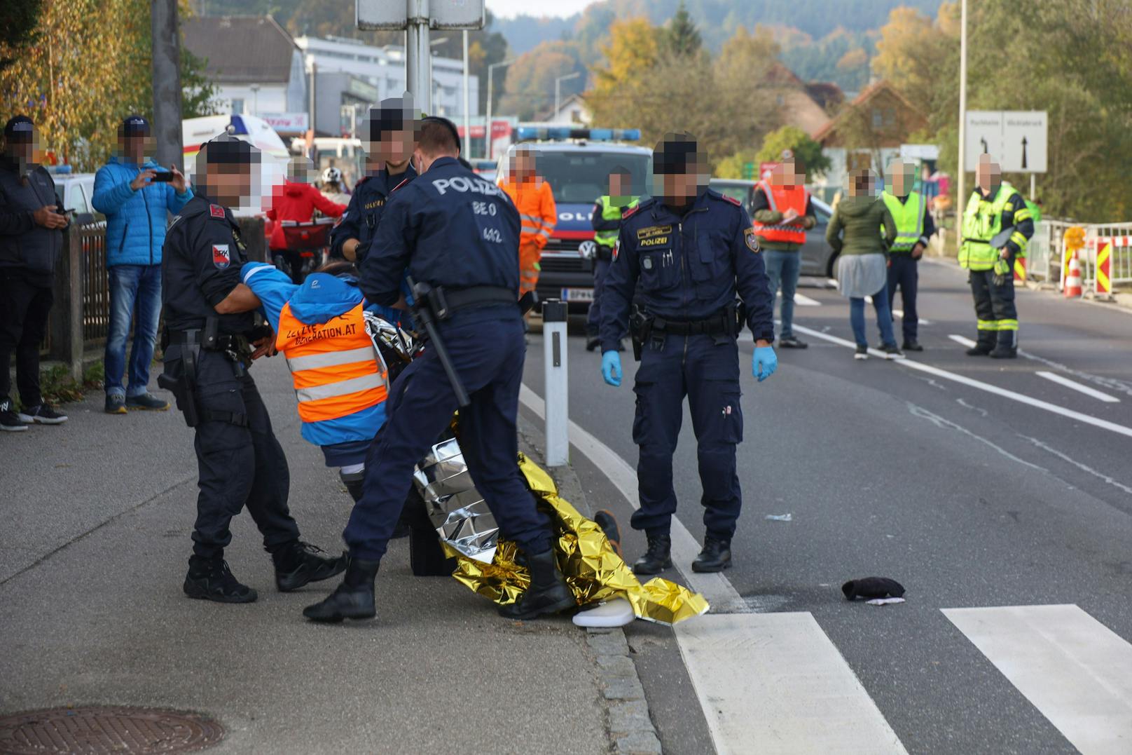 In Attnang-Puchheim klebten sich Aktivisten der "Letzen Generation" auf die Straße.