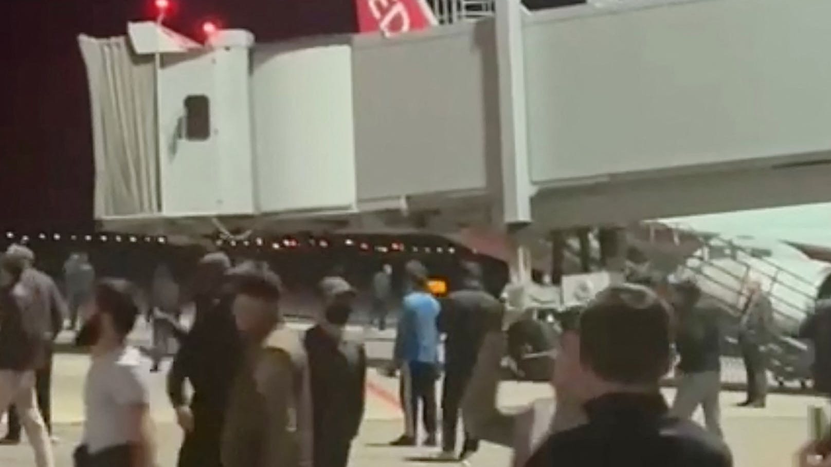 Nach israelischen Angaben befindet sich eine "kleine Zahl von Israelis/Juden" auf dem Flughafen, die derzeit von der Security bewacht werden.