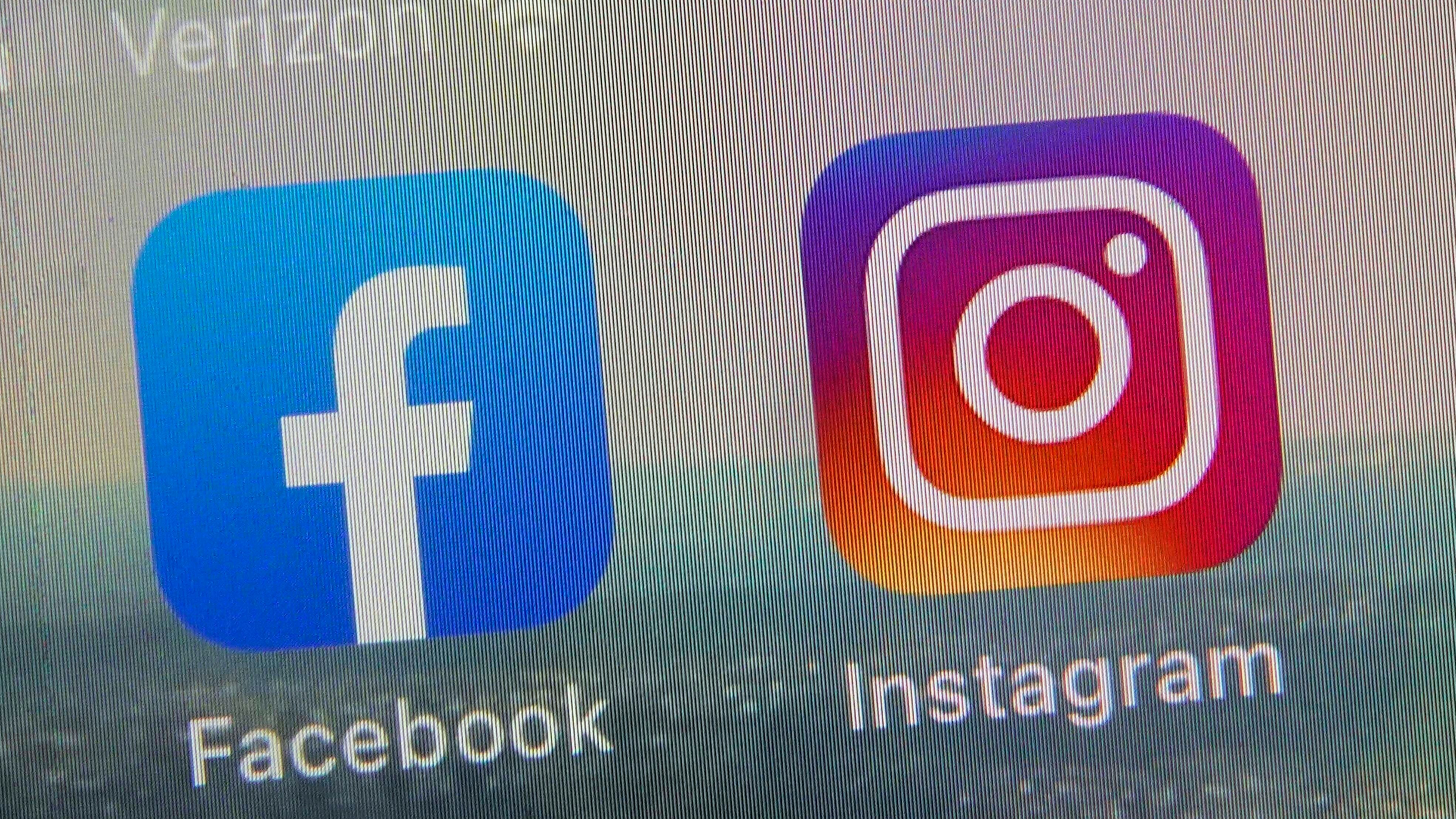 Download von www.picturedesk.com am 30.10.2023 (15:40).  FILE - A view of the mobile phone app logos for, from left, Facebook and Instagram in New York, Oct. 5, 2021. Meta plans to give European Facebook and Instagram users the option of paying for ad-free versions of the social media services as a way to comply with the continents data privacy rules, the Wall Street Journal reported on Tuesday, Oct. 3, 2023. (AP Photo/Richard Drew, file) - 20211005_PD15685 - Rechteinfo: Rights Managed (RM)