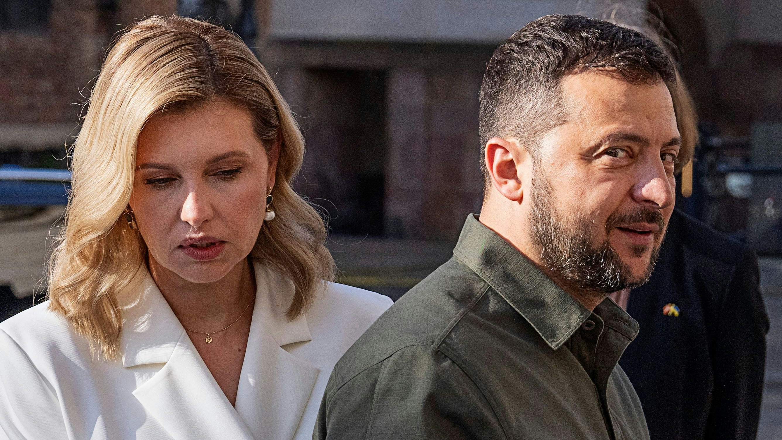 Download von www.picturedesk.com am 30.10.2023 (18:37).  Ukrainian President Volodymyr Zelensky (R) and his wife Olena Zelenska arrive at the Danish Parliament in Copenhagen, Denmark on August 21, 2023. The Ukrainian President travelled to Denmark as part of the announcement by Denmark and the Netherlands to provide American F-16 fighter jets, the latest move by Western allies to bolster his country's efforts to fend off Russia's invasion. (Photo by Claus Bech / Ritzau Scanpix / AFP) / Denmark OUT - 20230821_PD1162 - Rechteinfo: Rights Managed (RM) Nur für redaktionelle Nutzung! Werbliche Nutzung erfordert Freigabe: bitte schicken Sie uns eine Anfrage.