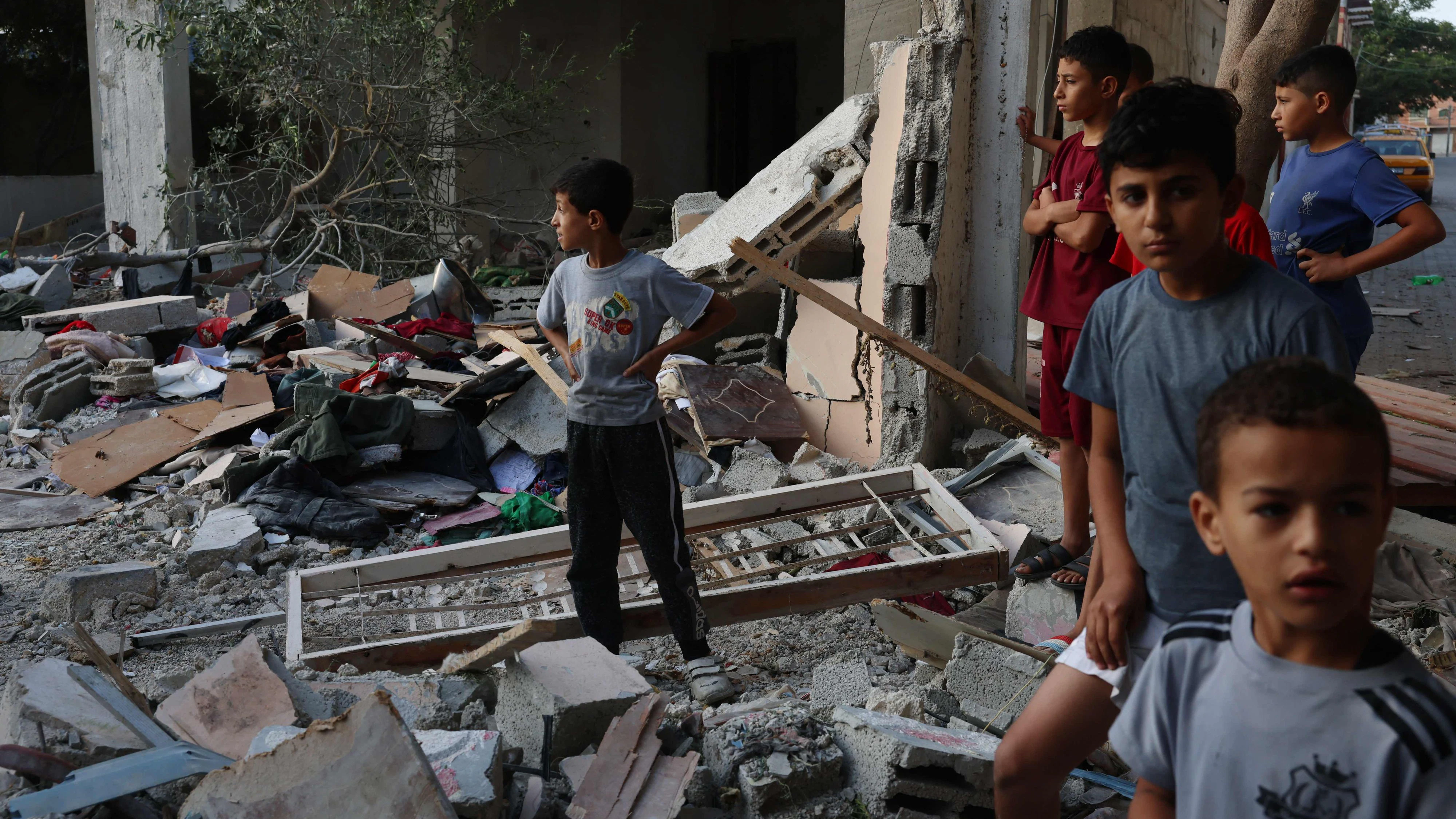 Download von www.picturedesk.com am 30.10.2023 (12:58).  Palestinian boys look at the destroy home of the Kurd family where eight family members were killed in an Israeli airstrike,in Rafah in the southern Gaza Strip on October 30, 2023, amid the ongoing battles between Israel and the Palestinian group Hamas. Thousands of civilians, both Palestinians and Israelis, have died since October 7, 2023, after Palestinian Hamas militants based in the Gaza Strip entered southern Israel in an unprecedented attack triggering a war declared by Israel on Hamas with retaliatory bombings on Gaza. (Photo by SAID KHATIB / AFP) - 20231030_PD1373 - Rechteinfo: Rights Managed (RM) Nur für redaktionelle Nutzung! Werbliche Nutzung erfordert Freigabe: bitte schicken Sie uns eine Anfrage.