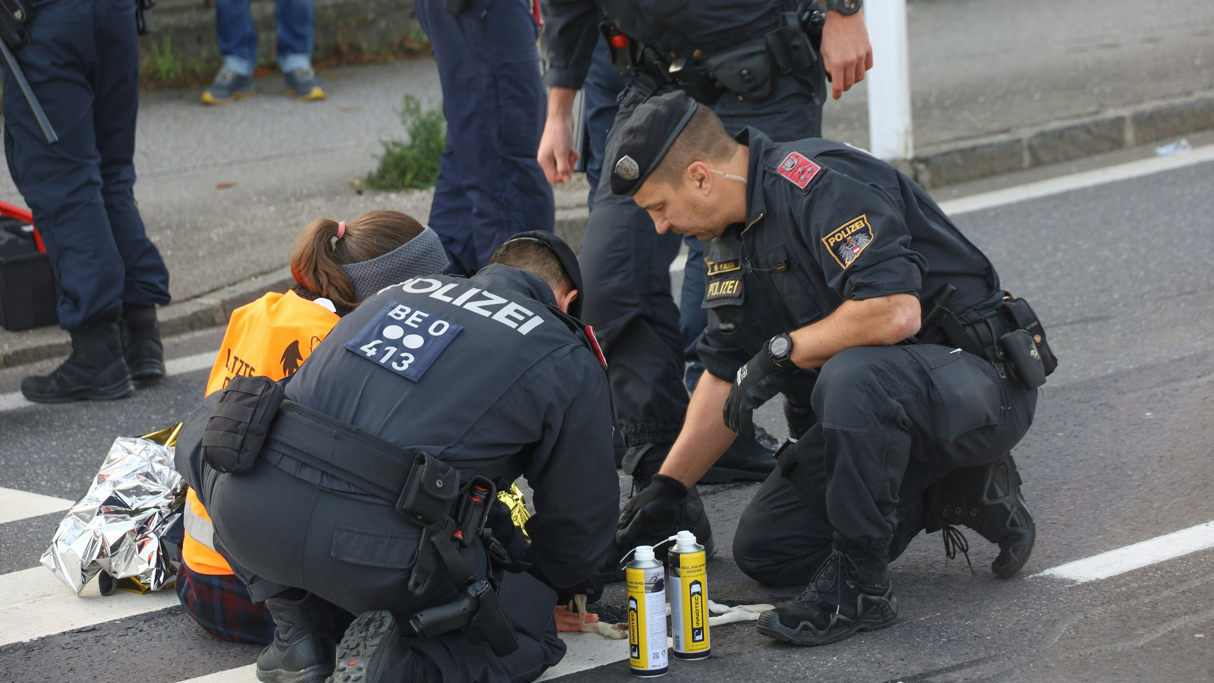 Heute.at - Fast 50 Angeklagte! Massen-Prozess gegen Klima-Kleber