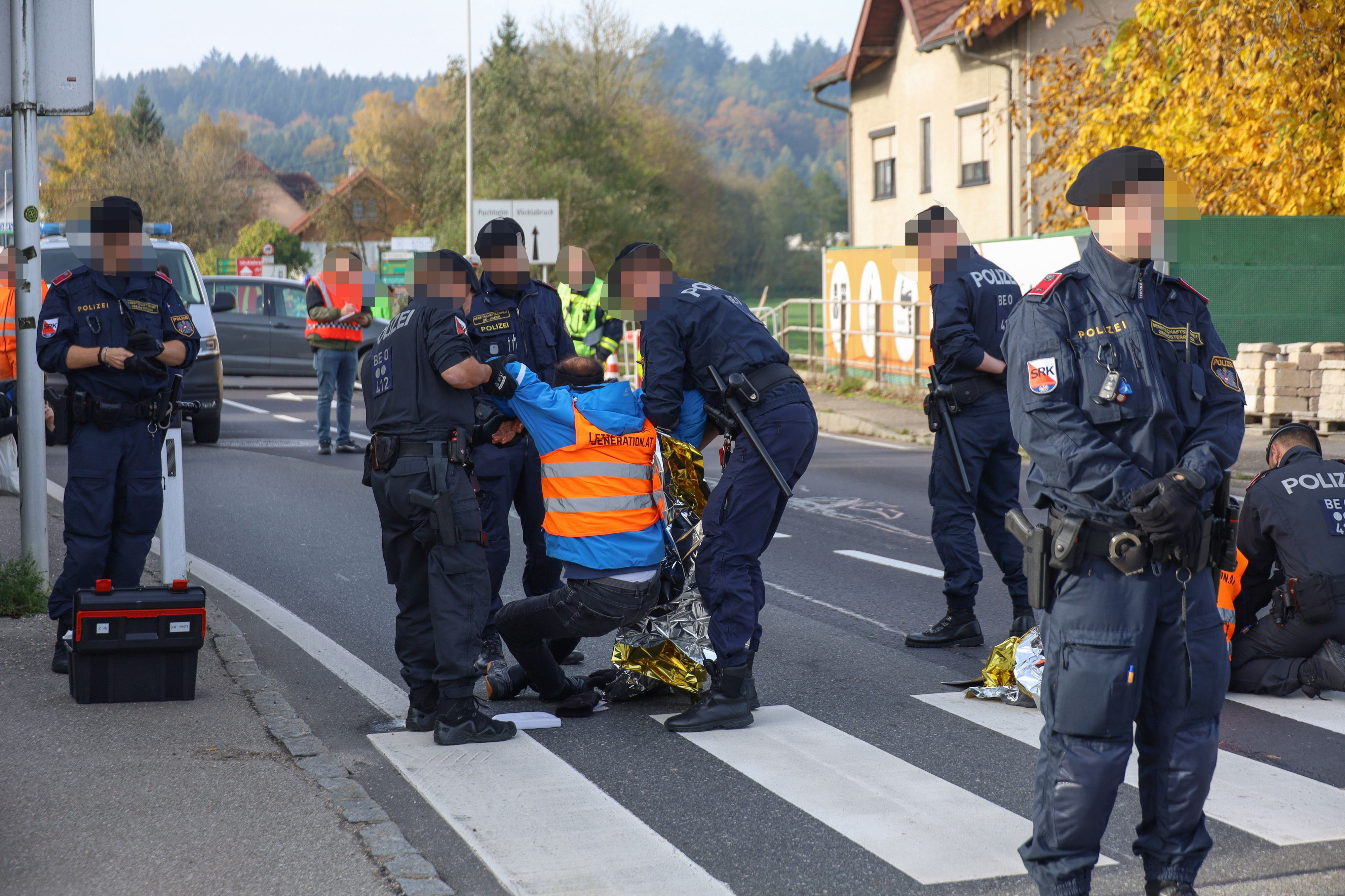 Montagfrüh legten Klima-Aktivisten in Attnang-Puchheim den Verkehr lahm. 