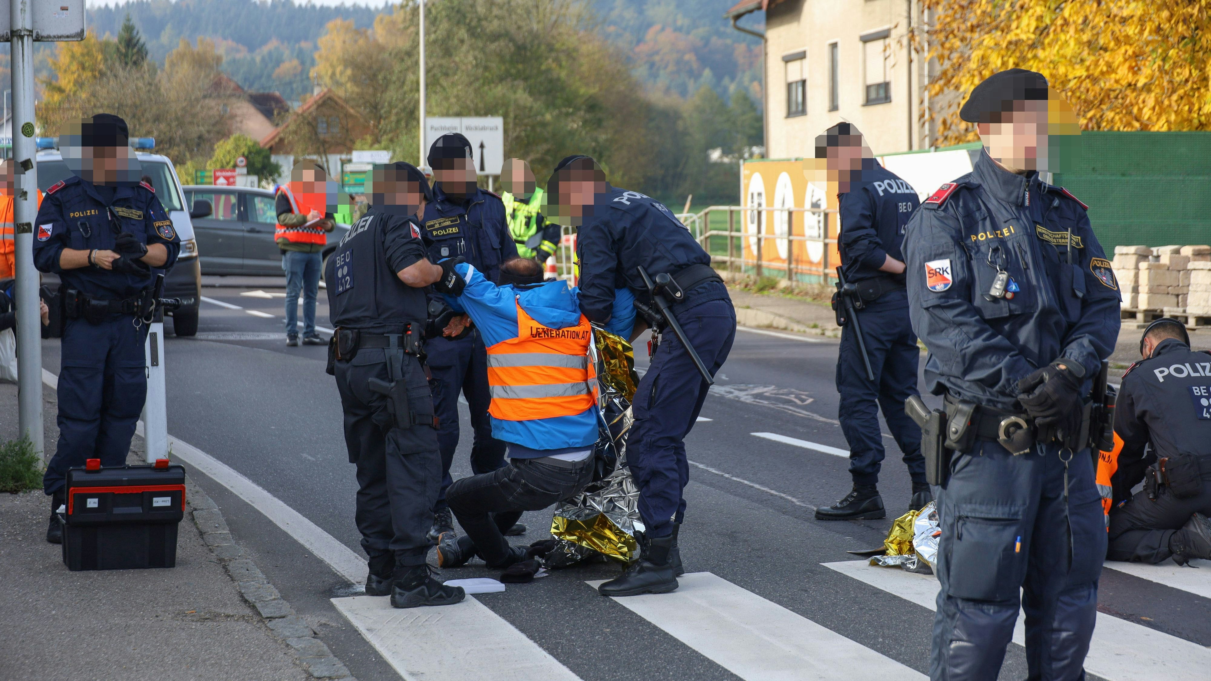 Montagfrüh legten Klima-Aktivisten in Attnang-Puchheim den Verkehr lahm. 