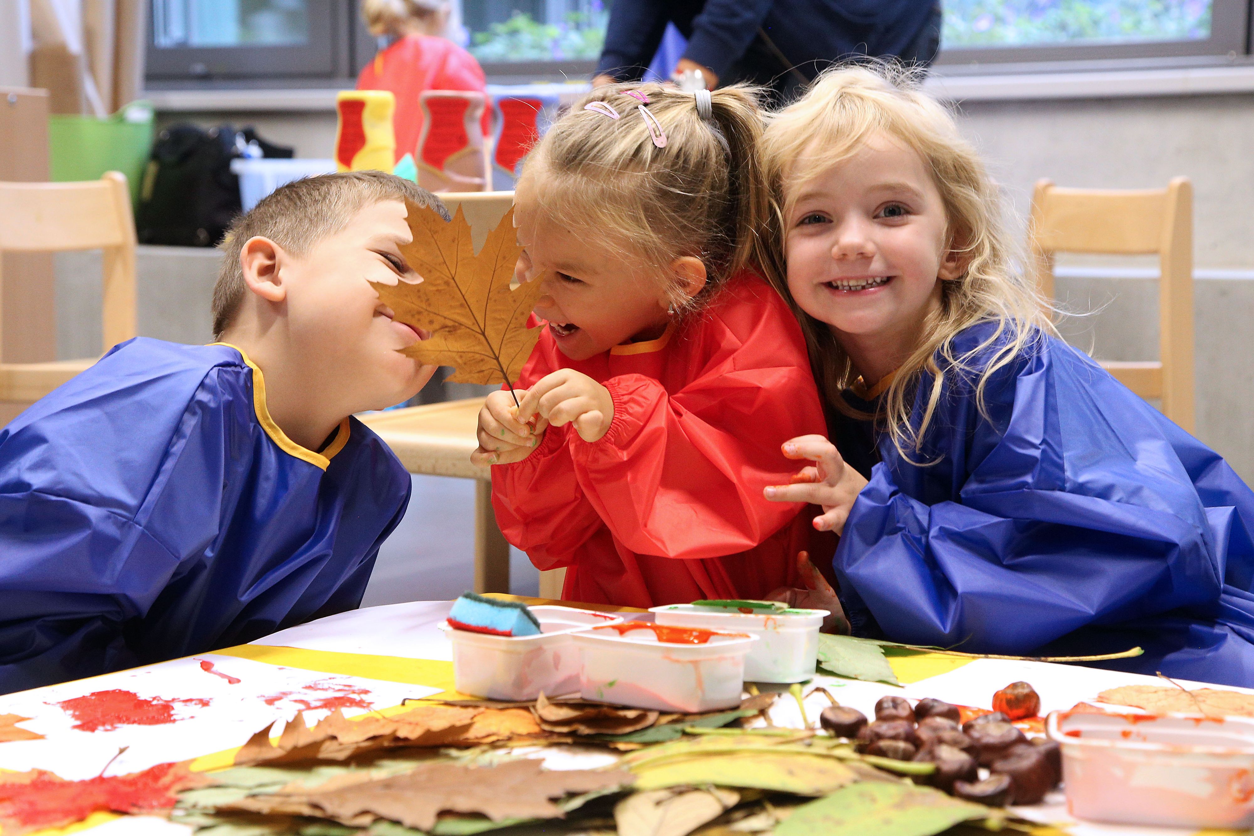 Im Kindergarten des Bildungscampus Attemsgasse (Donaustadt) wird im Herbst gebastelt.