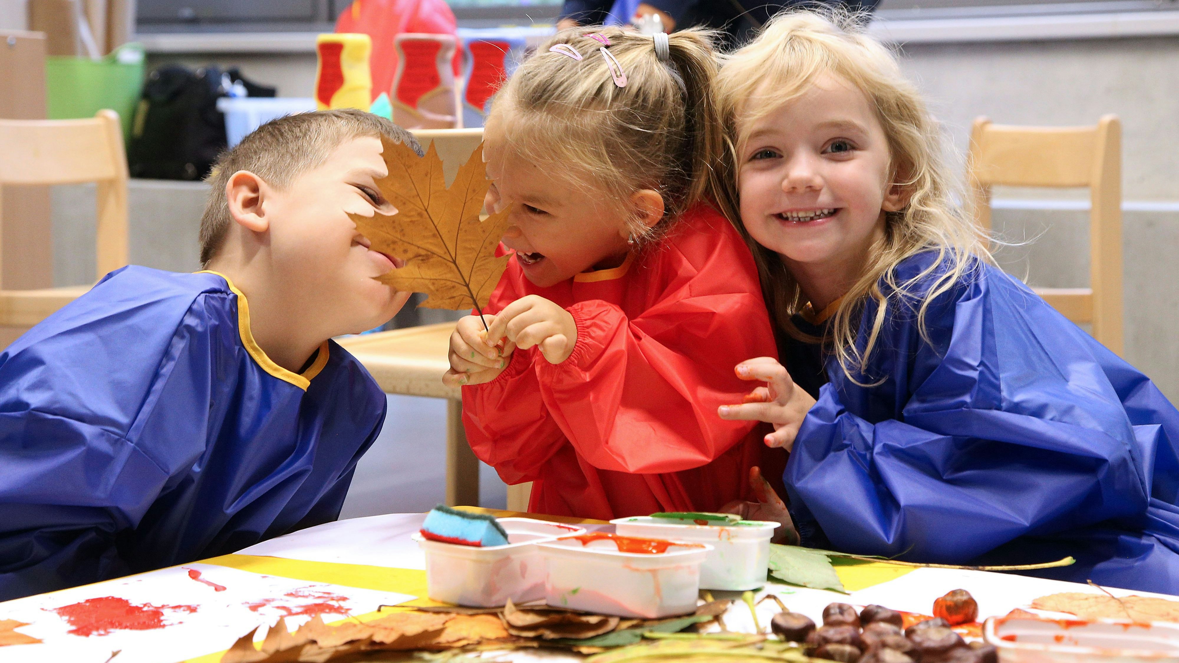 Im Kindergarten des Bildungscampus Attemsgasse (Donaustadt) wird im Herbst gebastelt.