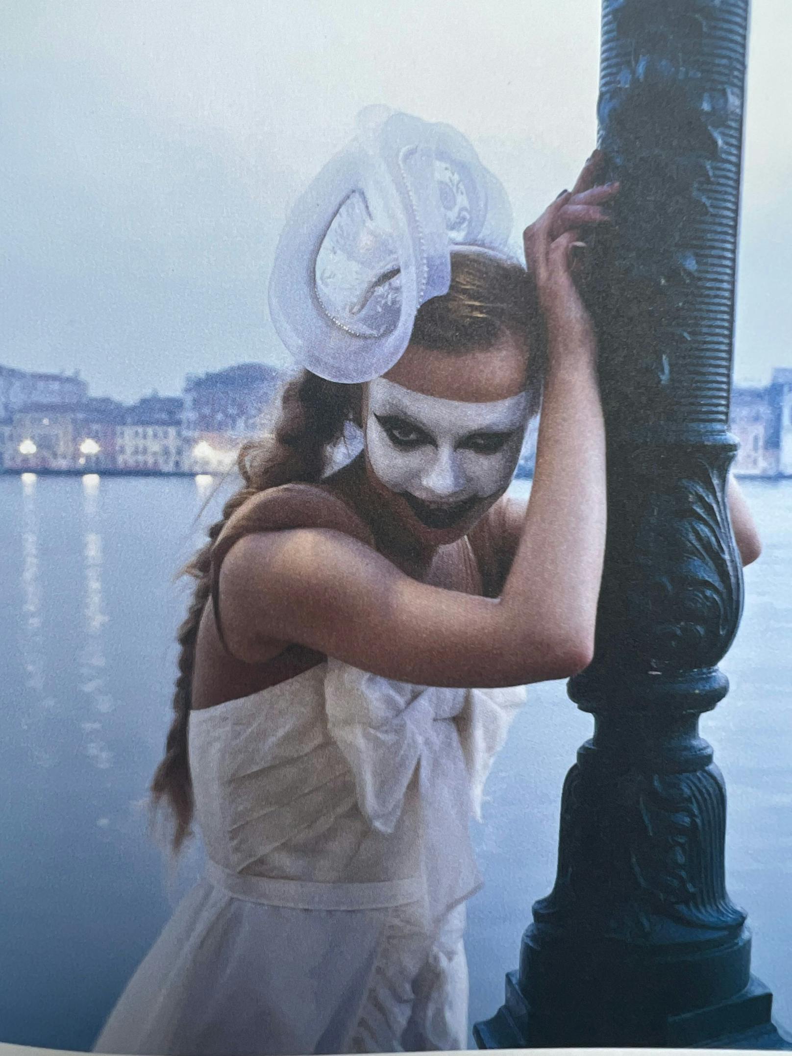 In Venedig startete Julia Cranz ihre Karriere, dort stattet sie Fans noch immer mit Fascinator oder Hut aus.